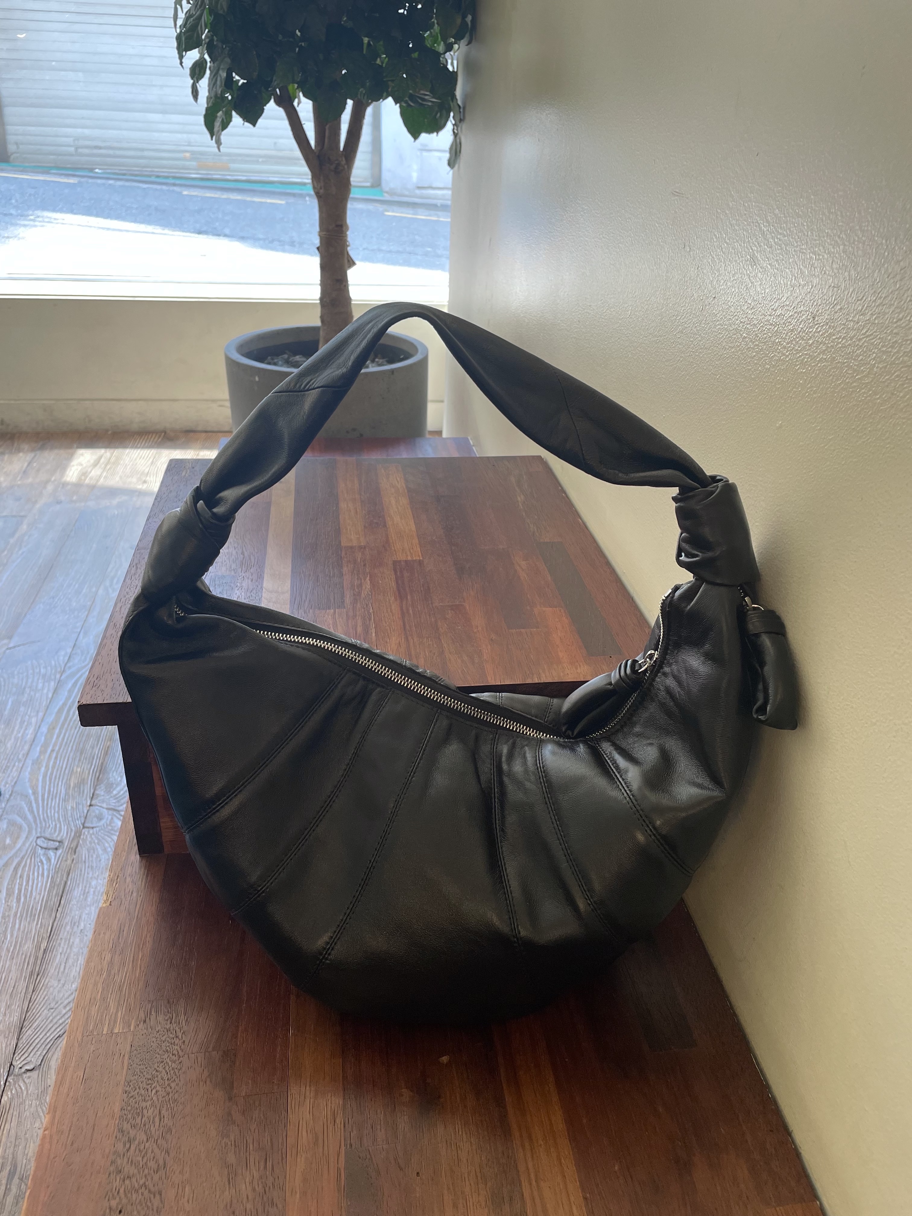 Lemaire Fortune Croissant Bag Soft Nappa Leather Black, Lemaire Fortune Croissant Bag Soft Nappa Leather Dark Chocolate 착용 스타일