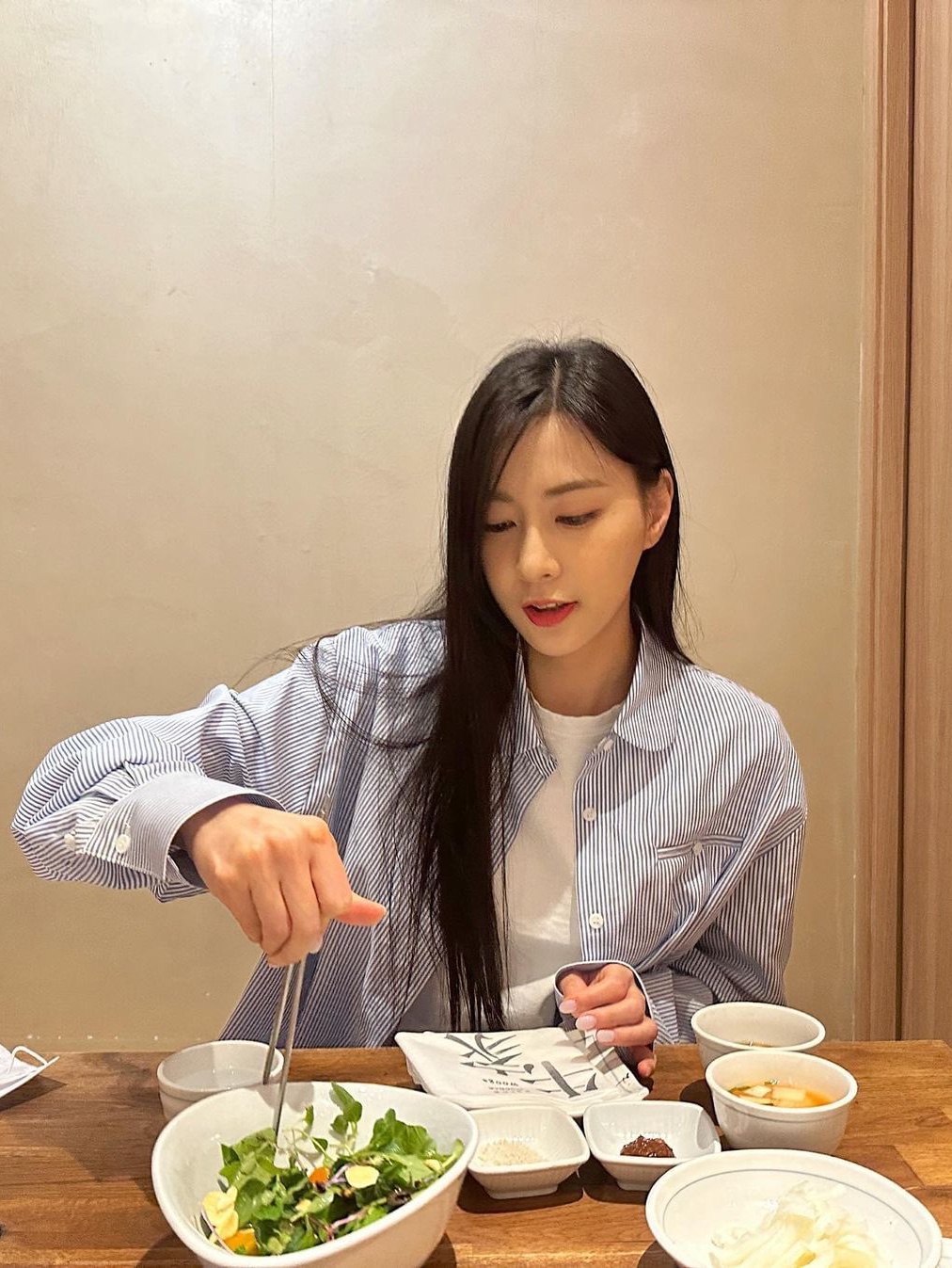 Play Comme des Garcons Striped Black Heart Shirt Blue, (W) Gucci Striped Heavy Cotton Poplin Shirt Light Blue Striped Heavy Cotton Poplin 착용 스타일 - 3