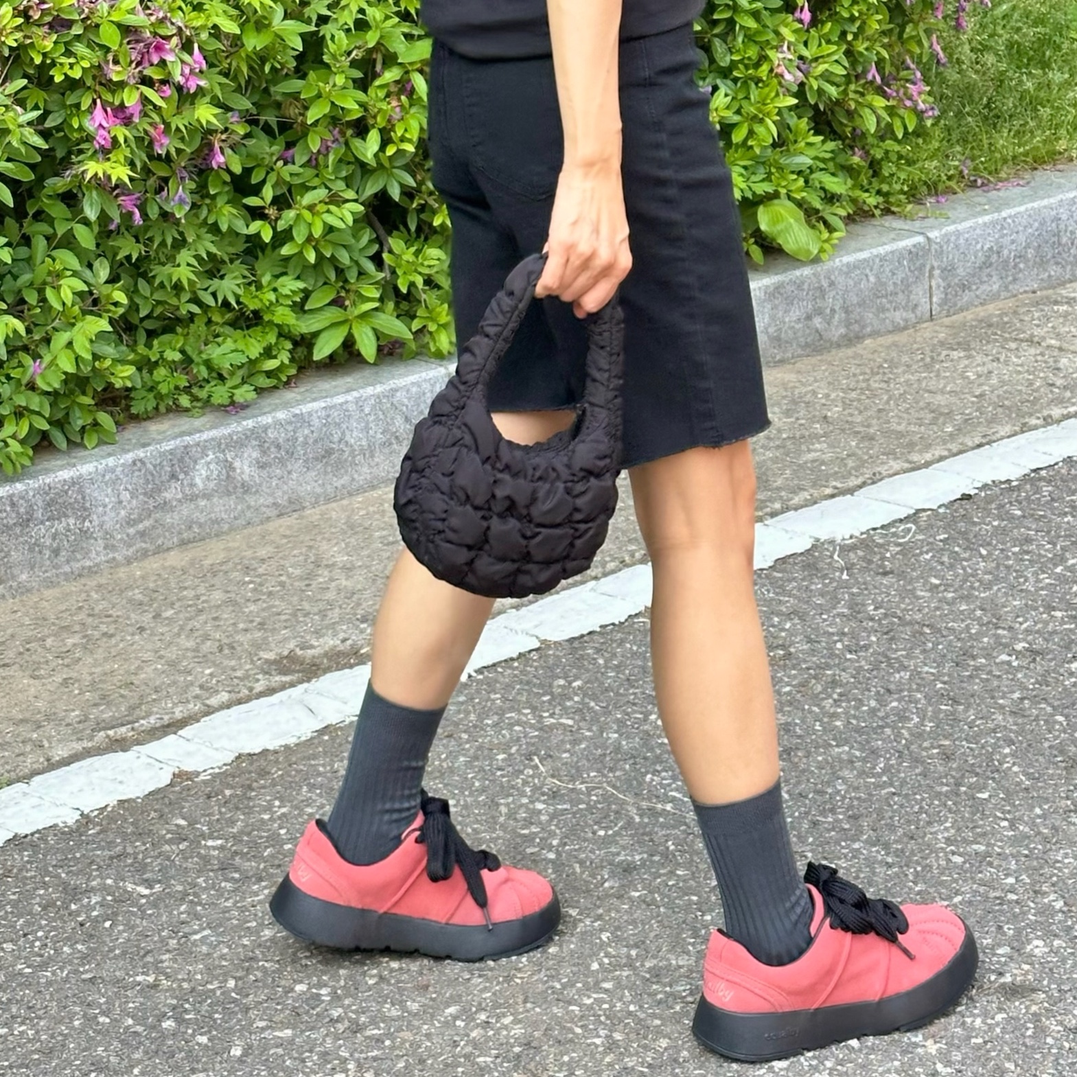 Supreme Seersucker S Logo 6-Panel Black - 24SS, COS Quilted Micro Bag Black 착용 스타일 - 4