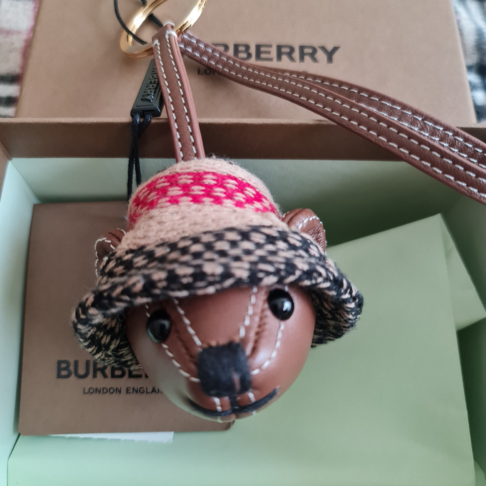 Burberry Leather Thomas Bear Charm in Bucket Hat Tan 착용 스타일 - 1