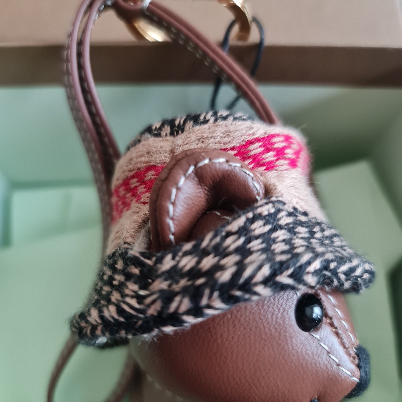 Burberry Leather Thomas Bear Charm in Bucket Hat Tan 착용 스타일 - 3