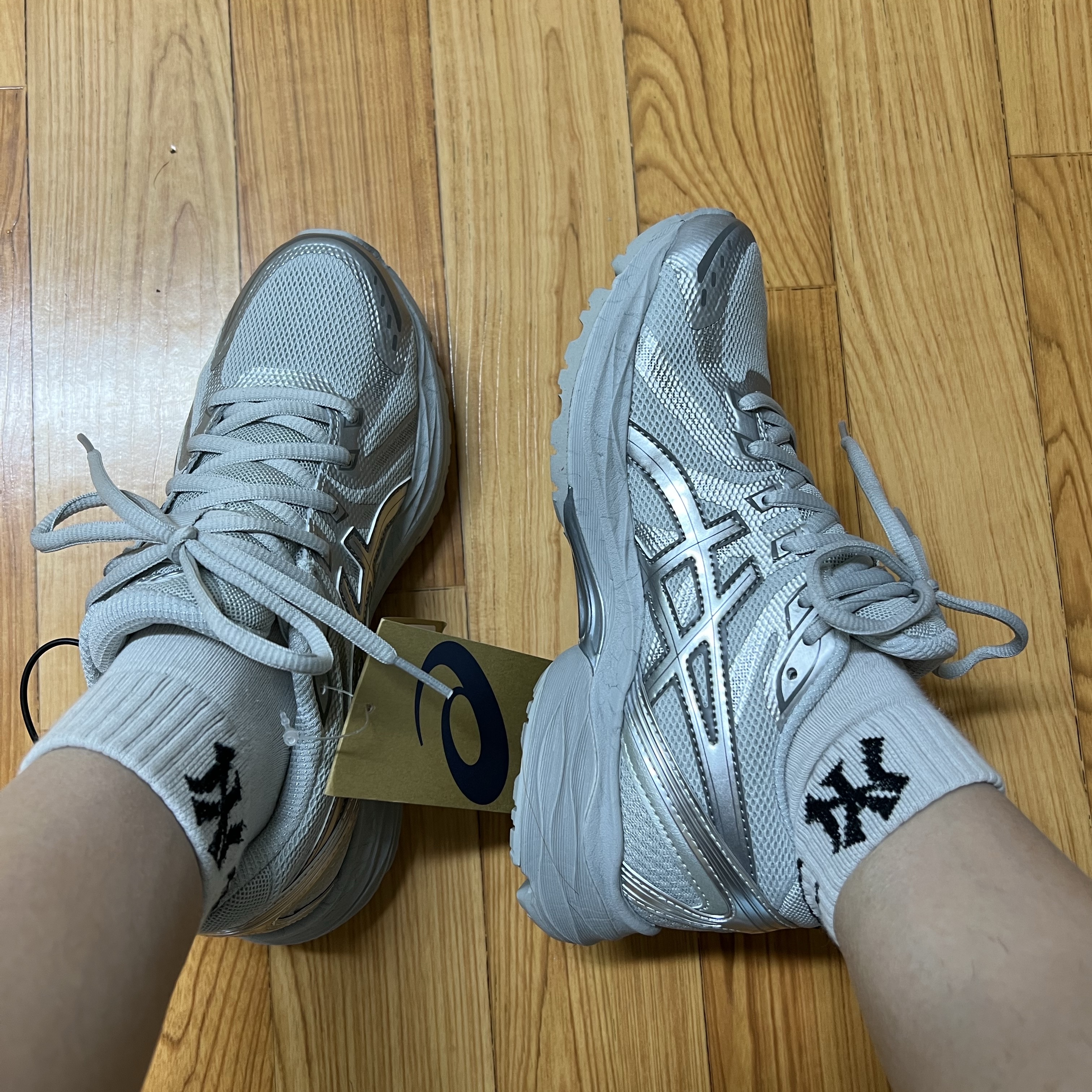 (W) Asics Gel-Flux 4 CN Gray Silver 착용 스타일 - 2