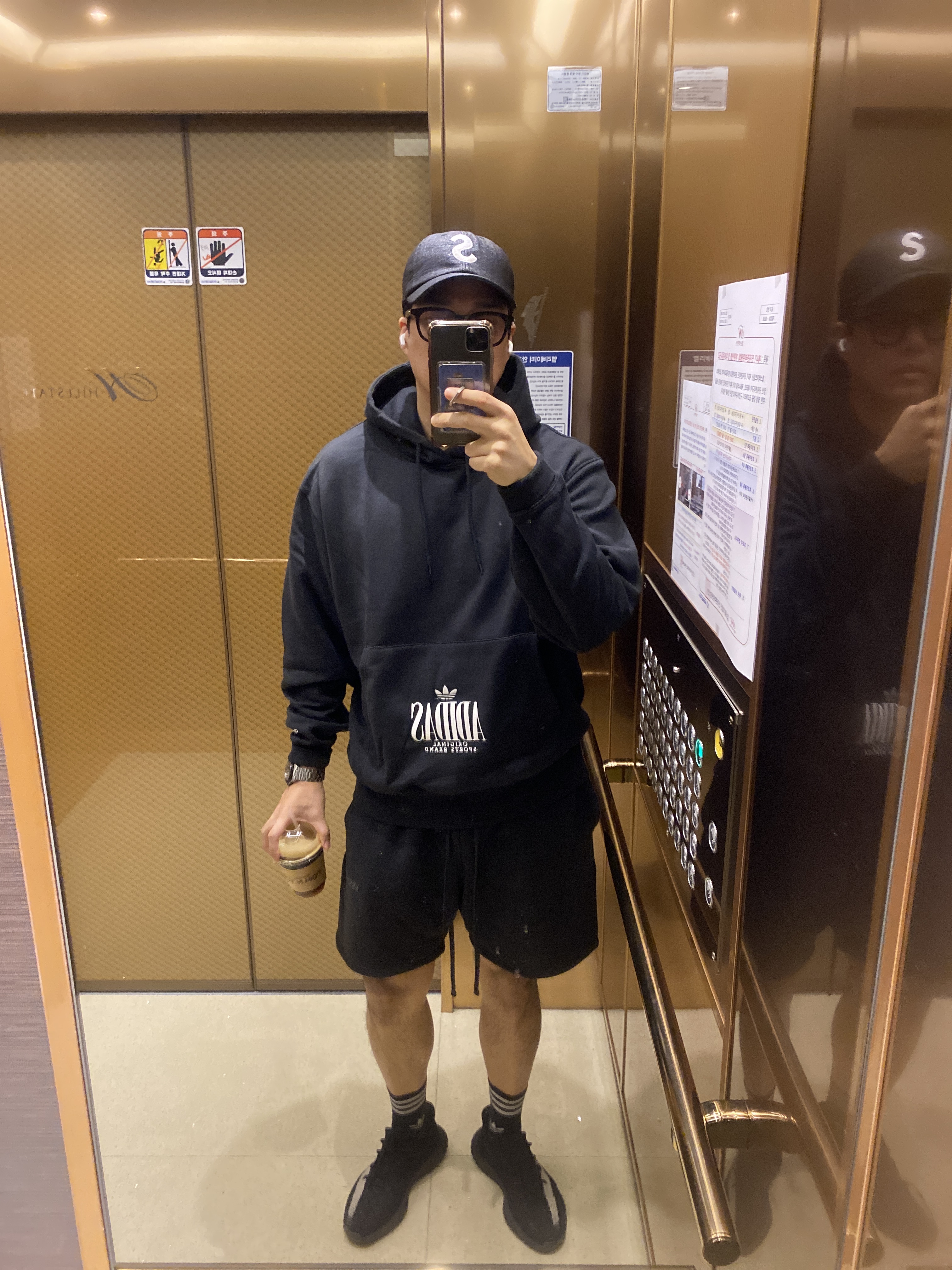 Adidas Yeezy Boost 350 V2 Core Black White 2022, Supreme Raffia S Logo 6-Panel Black - 22SS 착용 스타일