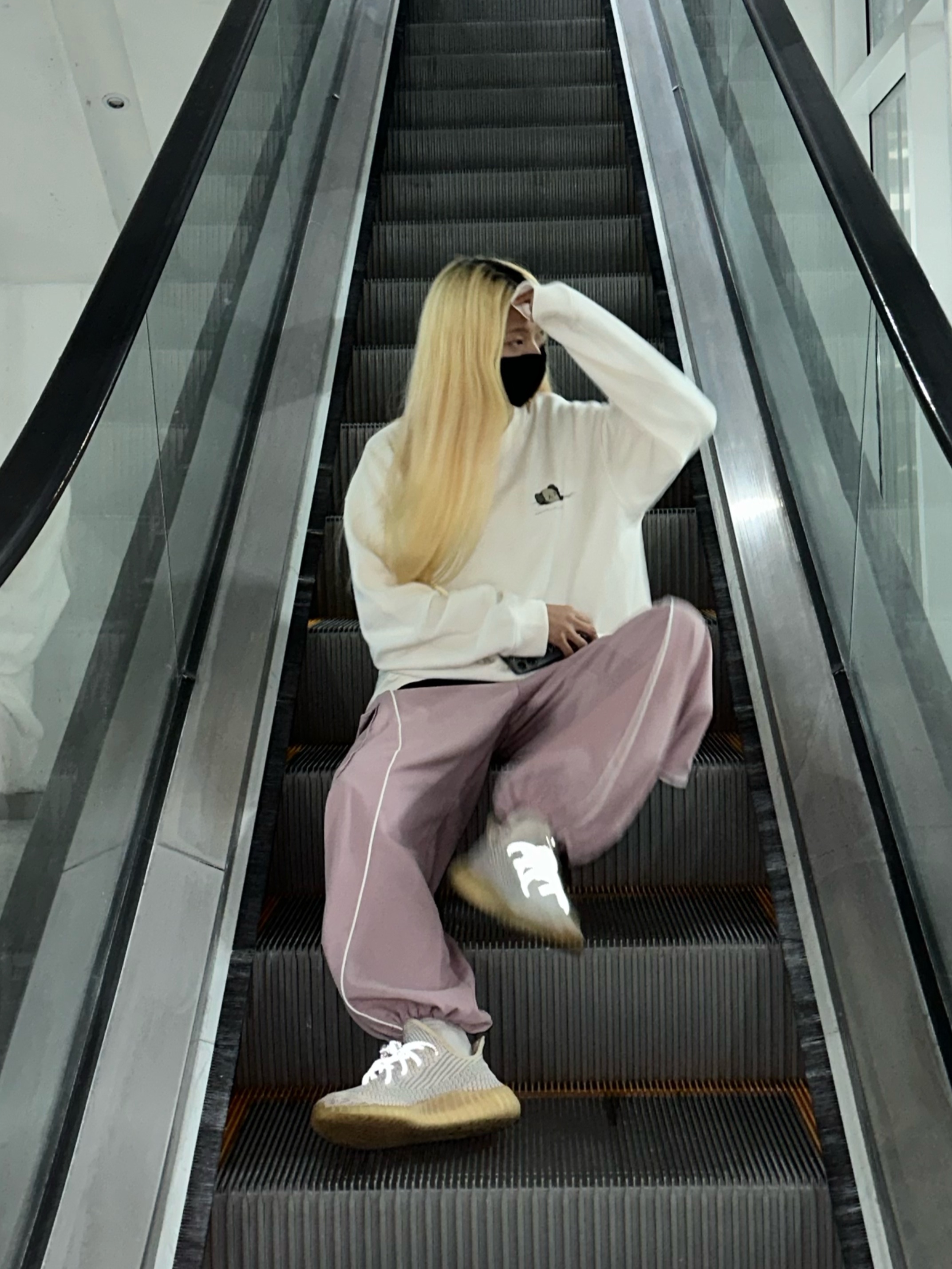 Adidas Yeezy Boost 350 V2 Synth - Non-Reflective, Uniqlo UT x Kaws Long Sleeve Sweatshirt Off White 착용 스타일 - 2