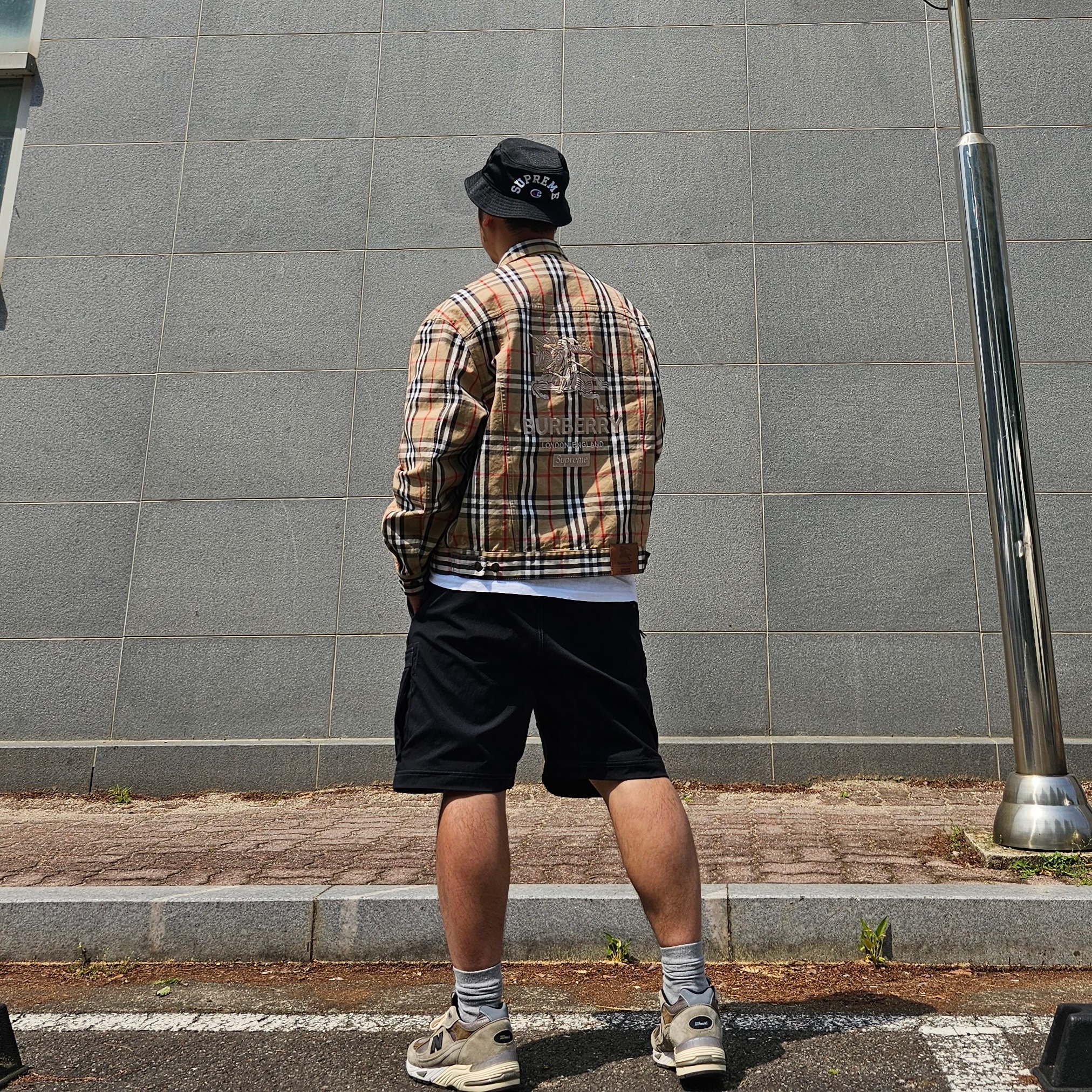 New Balance x JJJJound 991 Made in UK Grey, Supreme x Burberry Denim Trucker Jacket Beige - 22SS 착용 스타일