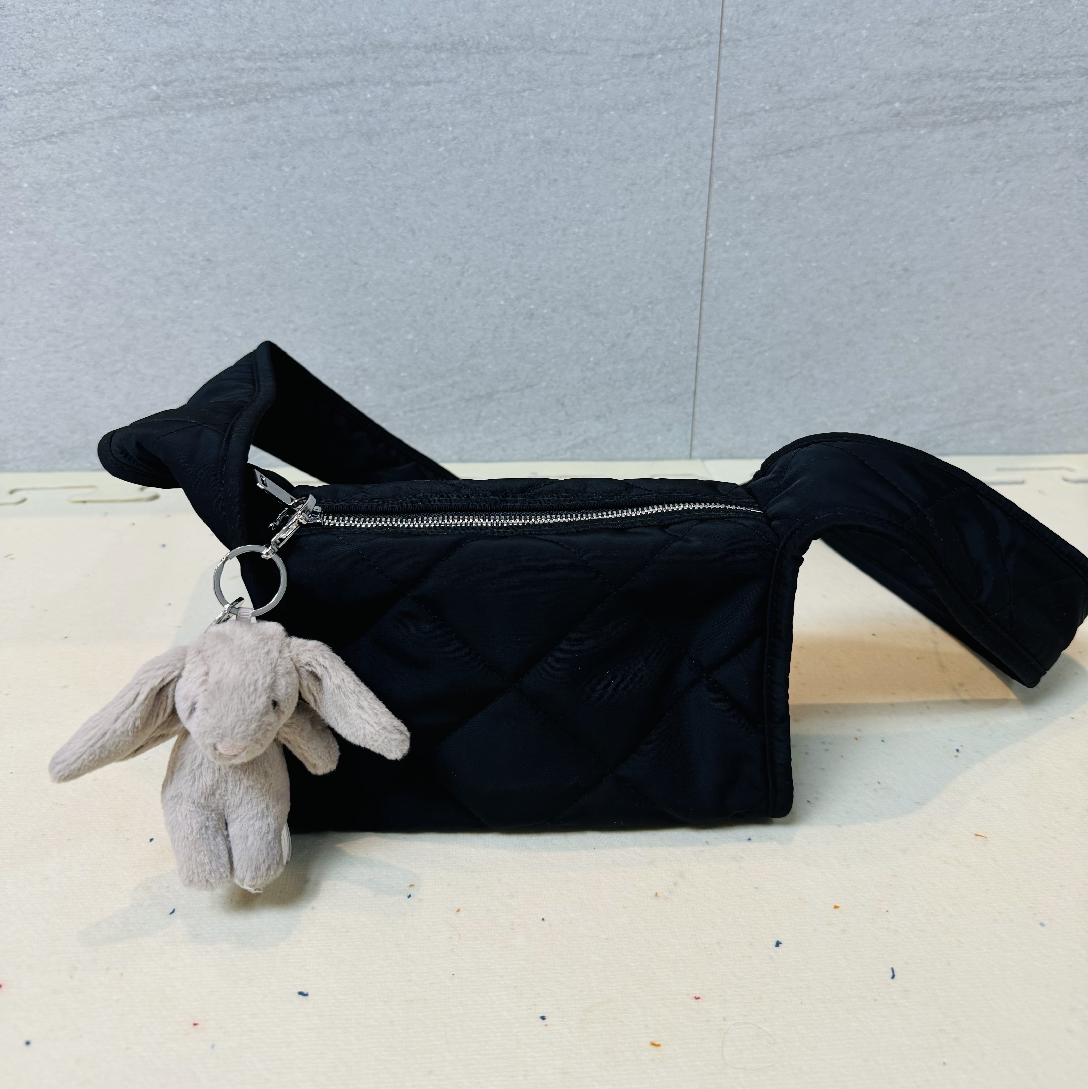 Jellycat Bashful Bunny Bag Charm Beige, COS Diamond Quilted Mini Crossbody Bag Black 착용 스타일 - 1
