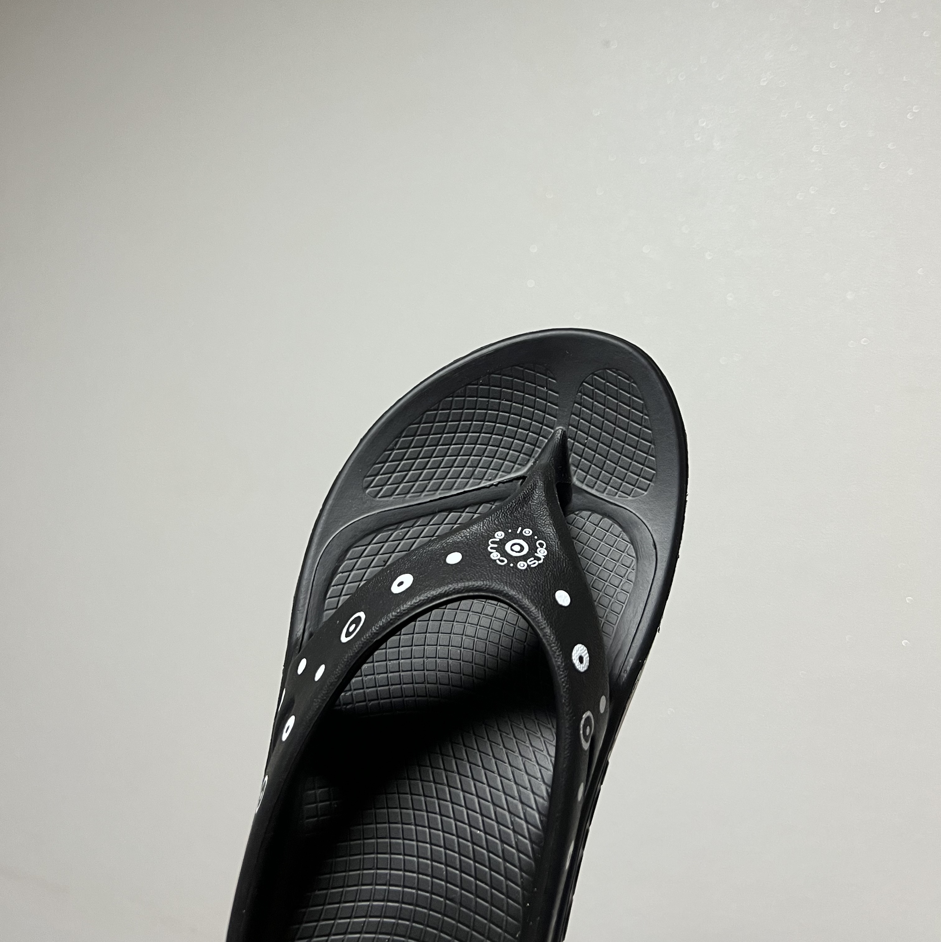 Oofos x 10 Corso Como Flip Flop Black 착용 스타일