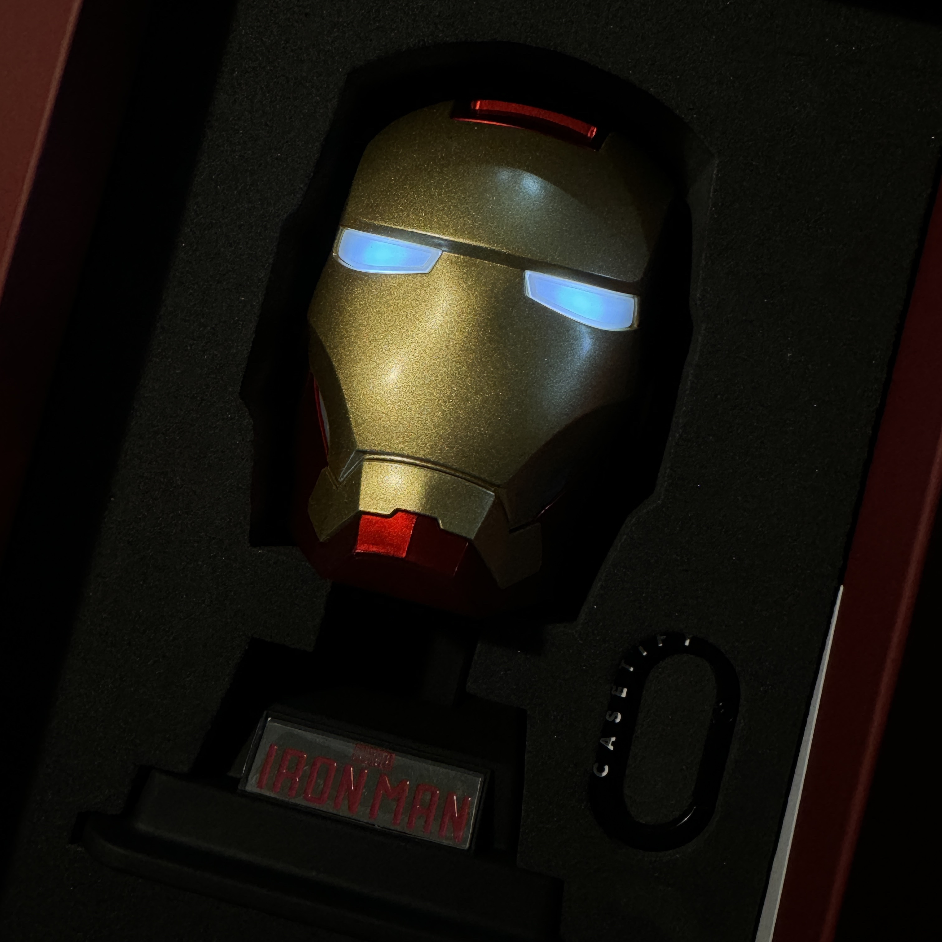 Casetify x Marvel Iron Man Helmet Collectible Airpods Pro Case 1st/2nd Gen Case (with Stand) 착용 스타일