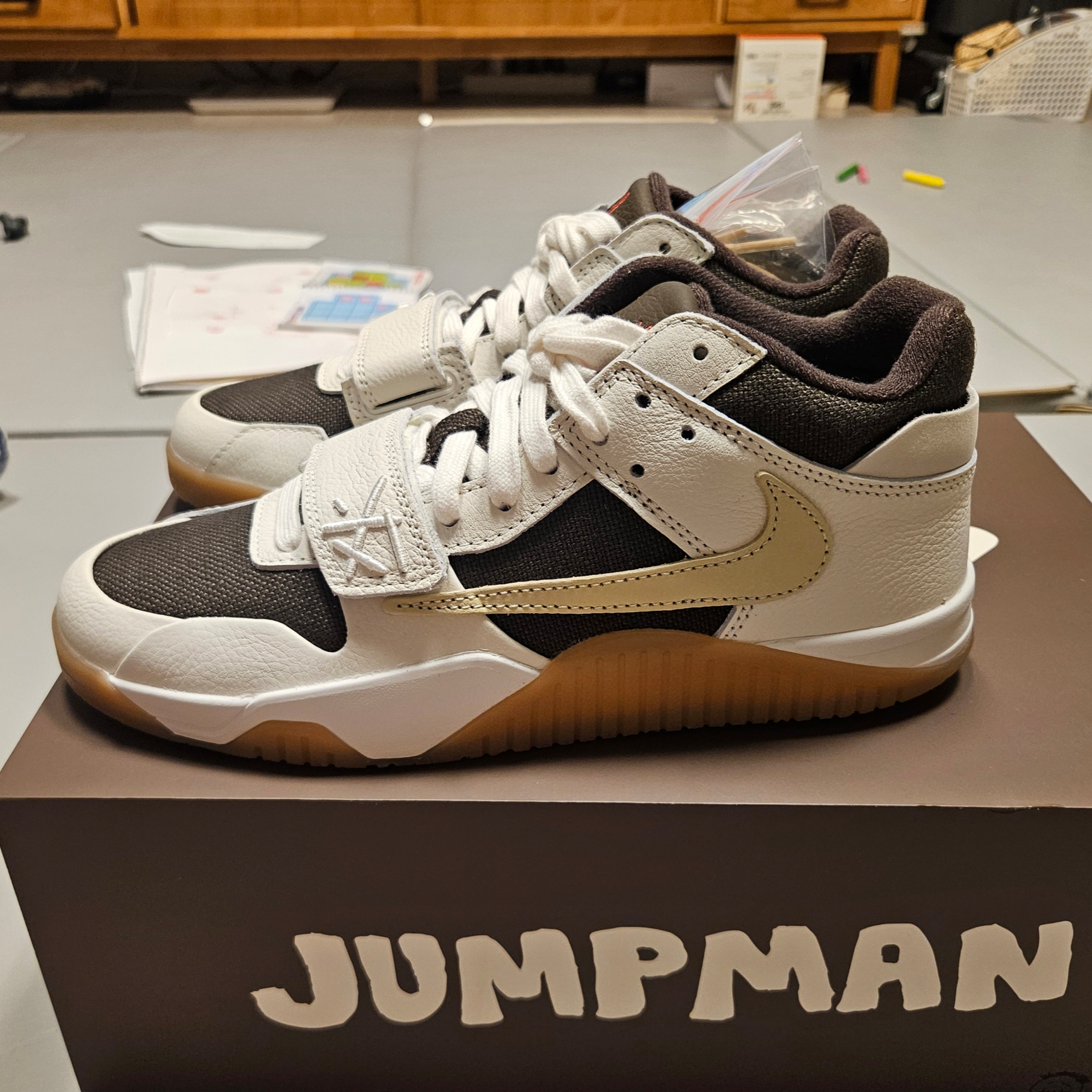 Jordan x Travis Scott Jumpman Jack TR Sail and Dark Mocha 착용 스타일 - 2