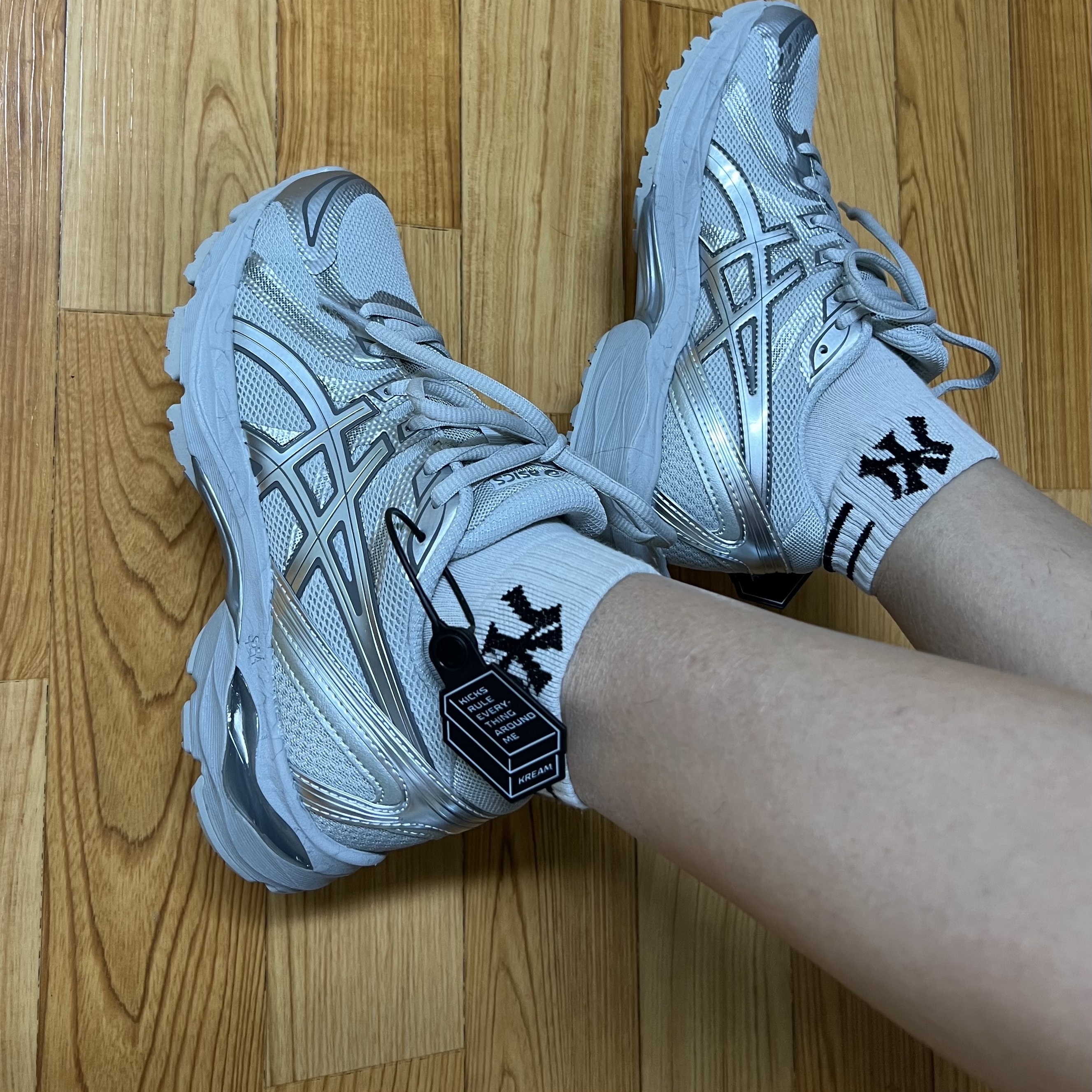 (W) Asics Gel-Flux 4 CN Gray Silver 착용 스타일 - 3