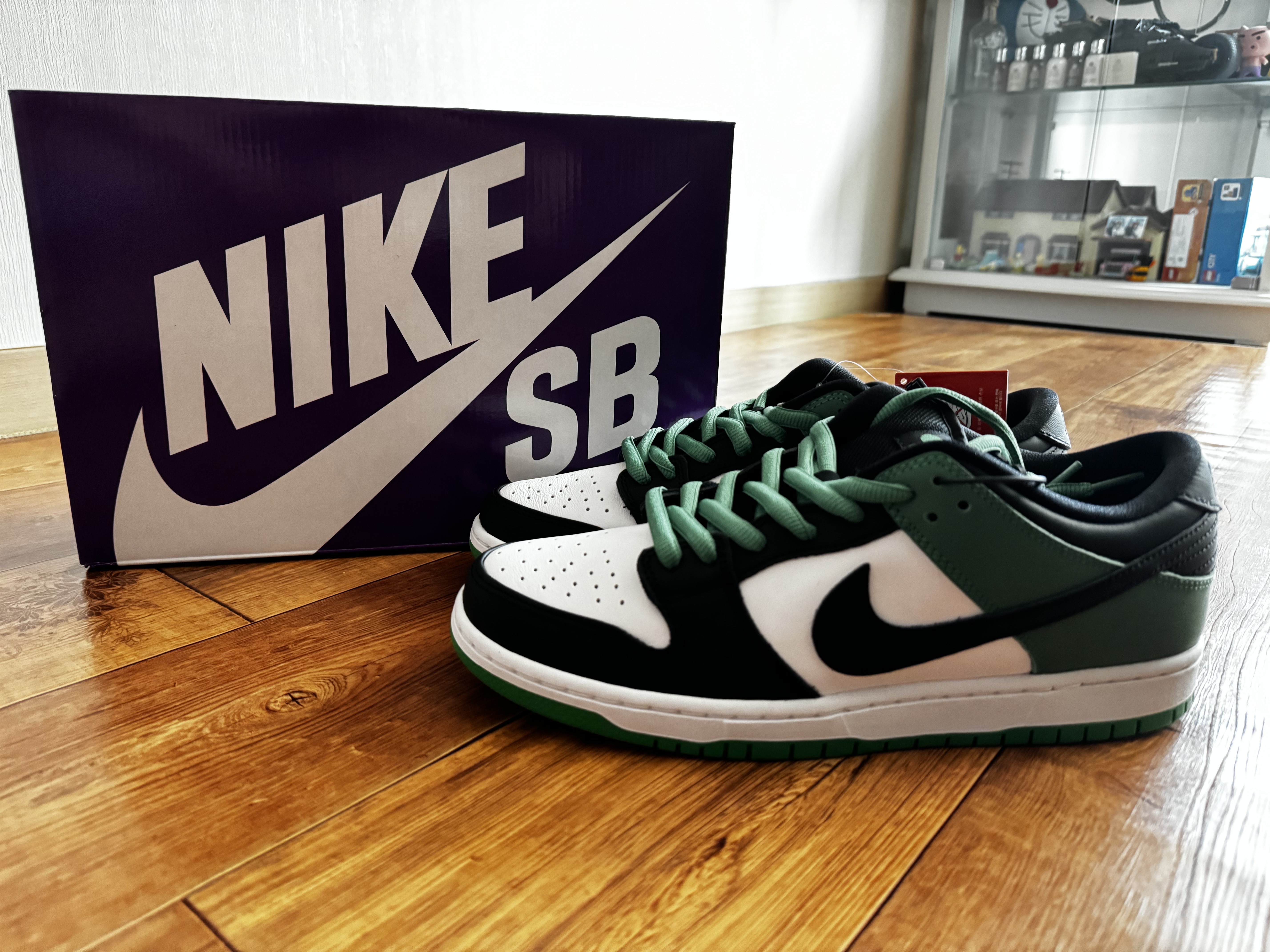 Nike SB Dunk Low Pro Black and Classic Green 착용 스타일 - 2