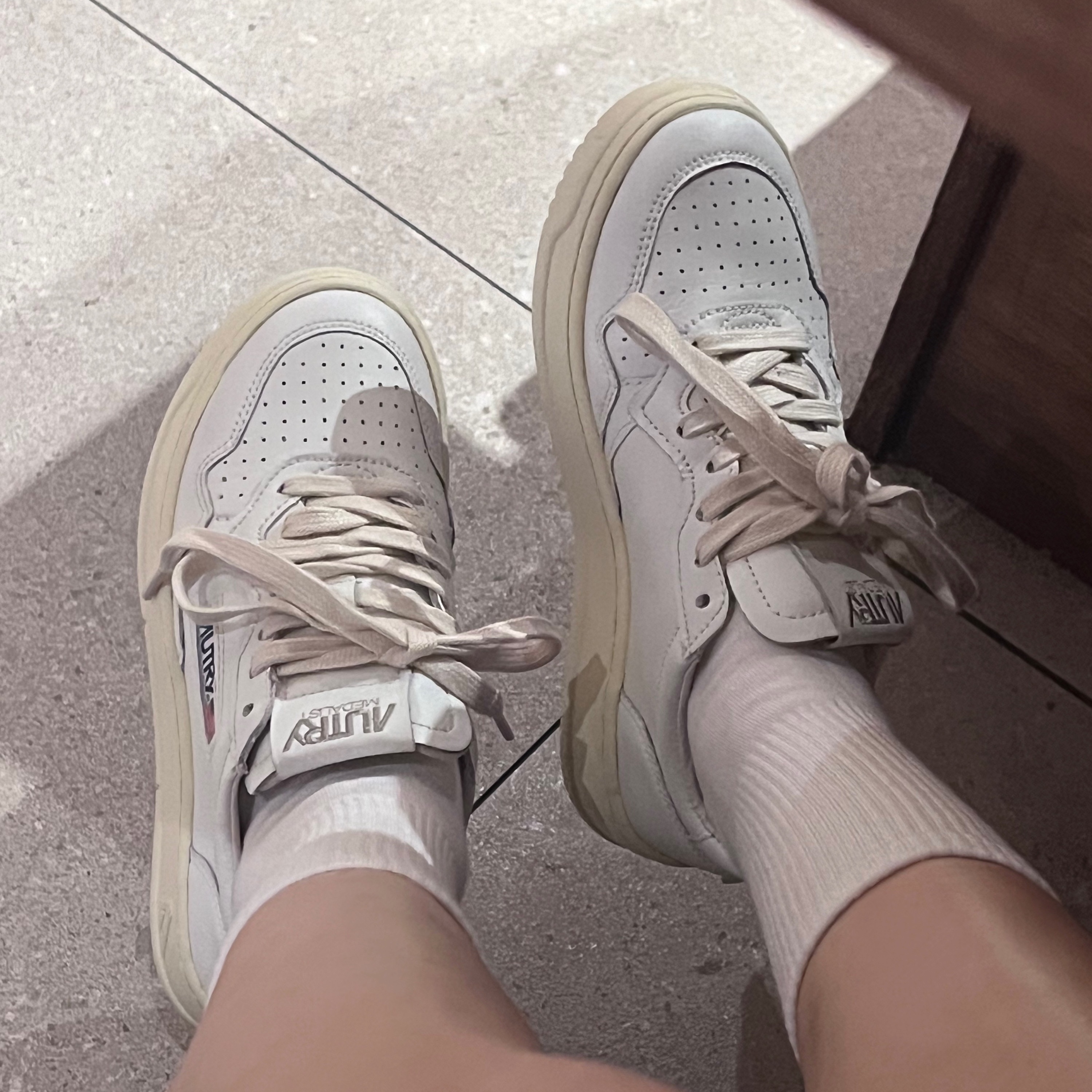 (W) Autry Medalist Low Leather Sneakers White 착용 스타일