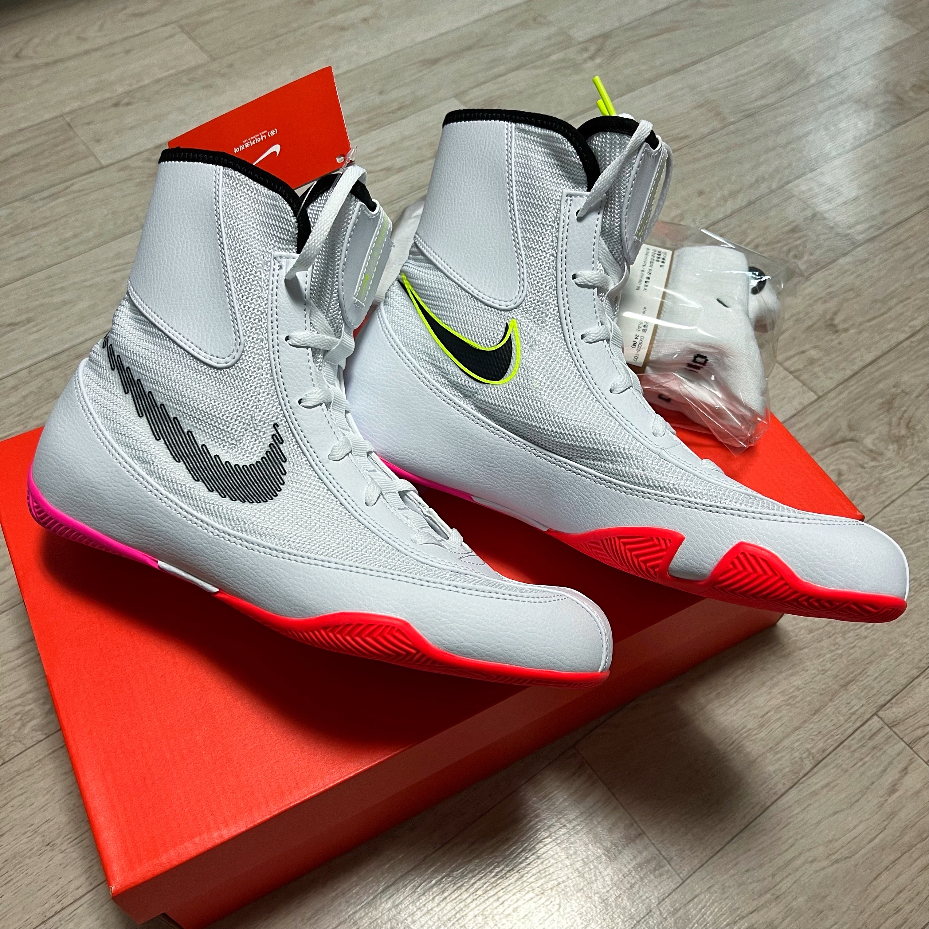 Nike Machomai 2 SE White Bright Crimson 착용 스타일