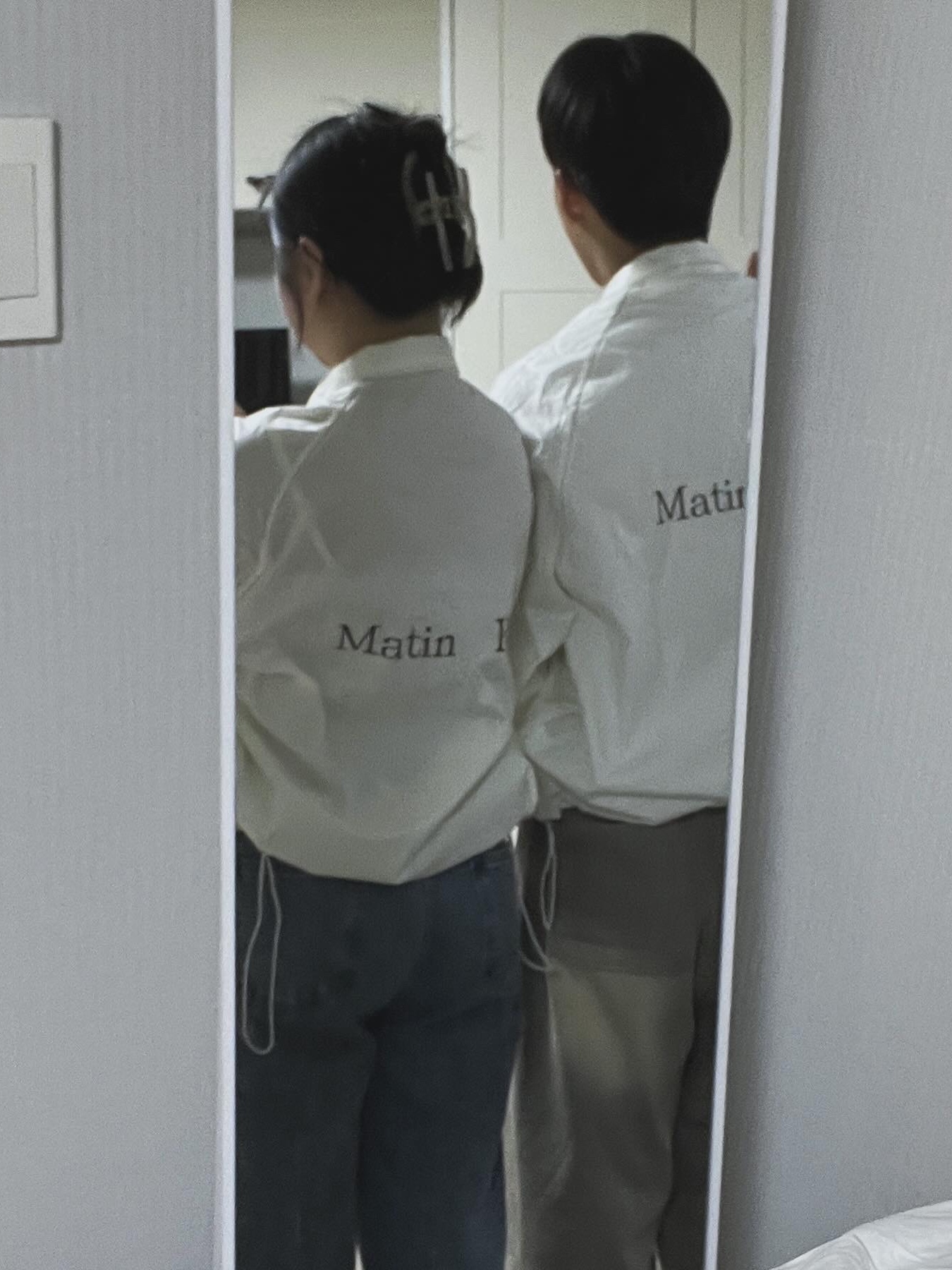 (W) Matin Kim Logo Coating Jumper Ivory 착용 스타일 - 1