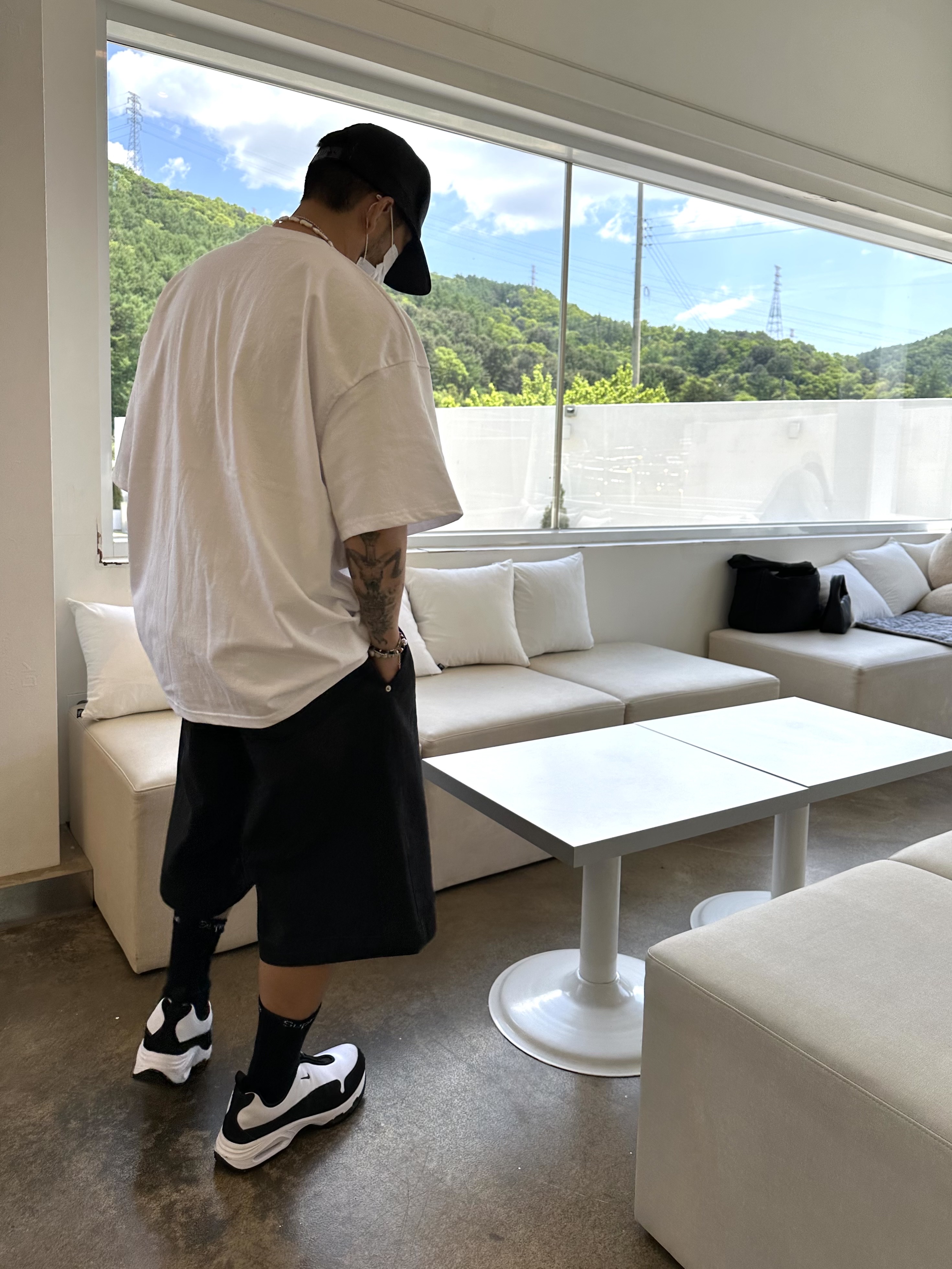 Nike x Comme des Garcons Homme Plus Air Max Sunder SP White Black, Supreme Hanes Crew Socks Black (4 Pack) 착용 스타일 - 2