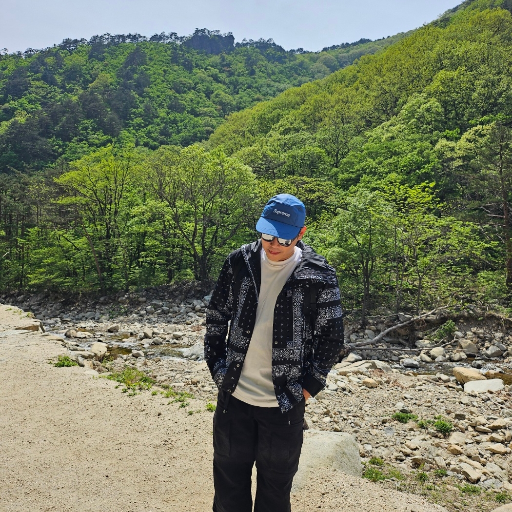 Nike ACG Smith Summit Cargo Pants Black Anthracite - Asia, Supreme Gore-Tex Paclite Long Bill Camp Cap Blue - 23SS 착용 스타일