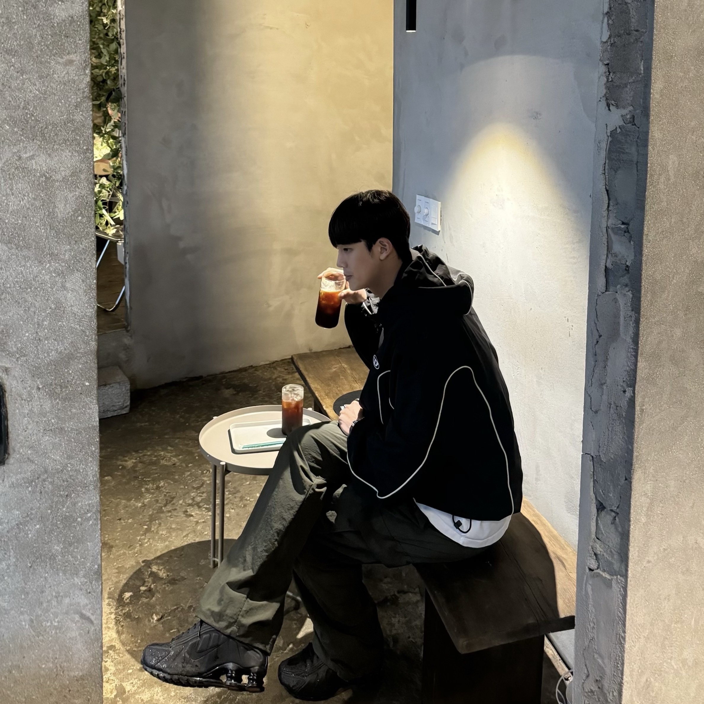(W) Nike Shox R4 Black, Diesel J-Hives Windbreaker with Contrast Piping Black 착용 스타일 - 1