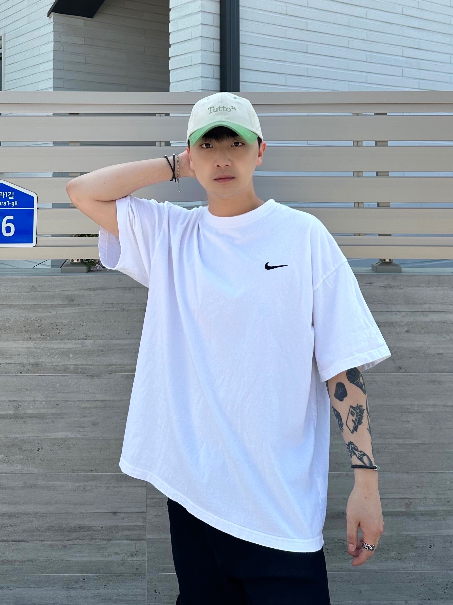 Nike x Stussy T-Shirt White (DV1775-100), Jordan 1 x Travis Scott Retro Low OG SP Black Phantom 착용 스타일 - 1