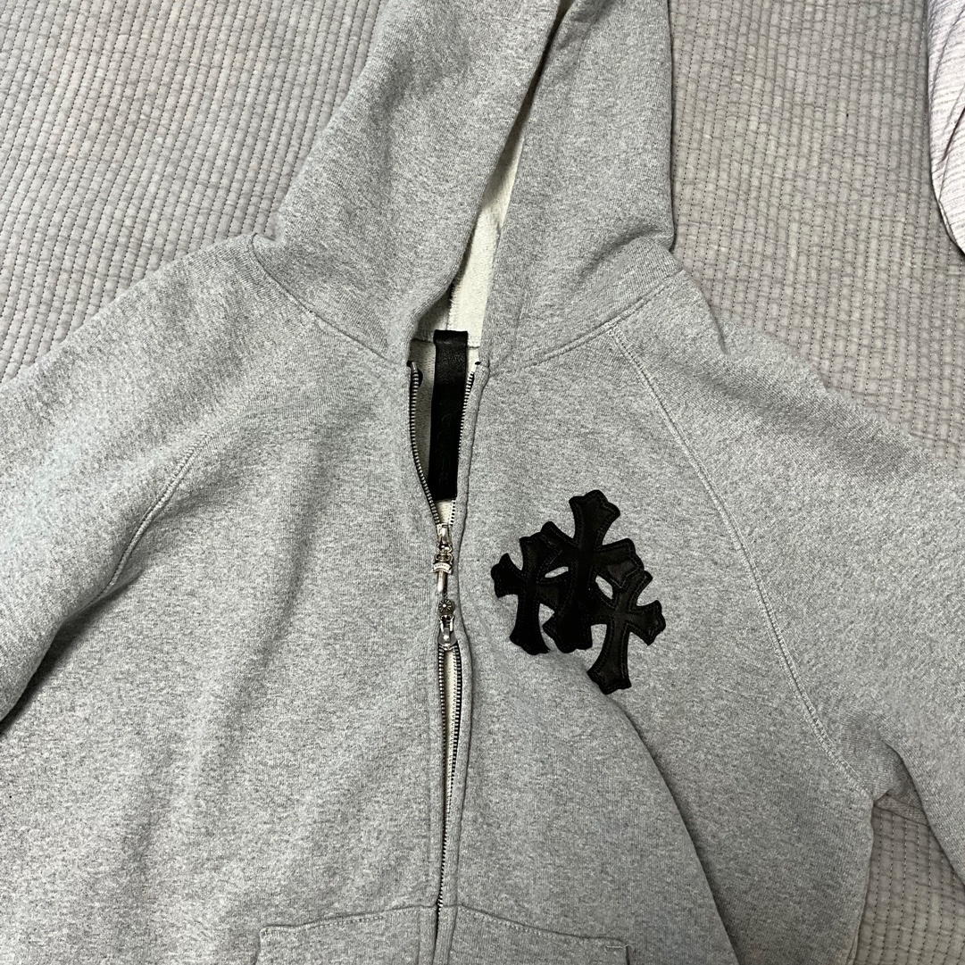 Chrome Hearts Cross Leather Patch Fleece Zip-Up Hoodie Grey 착용 스타일 - 1