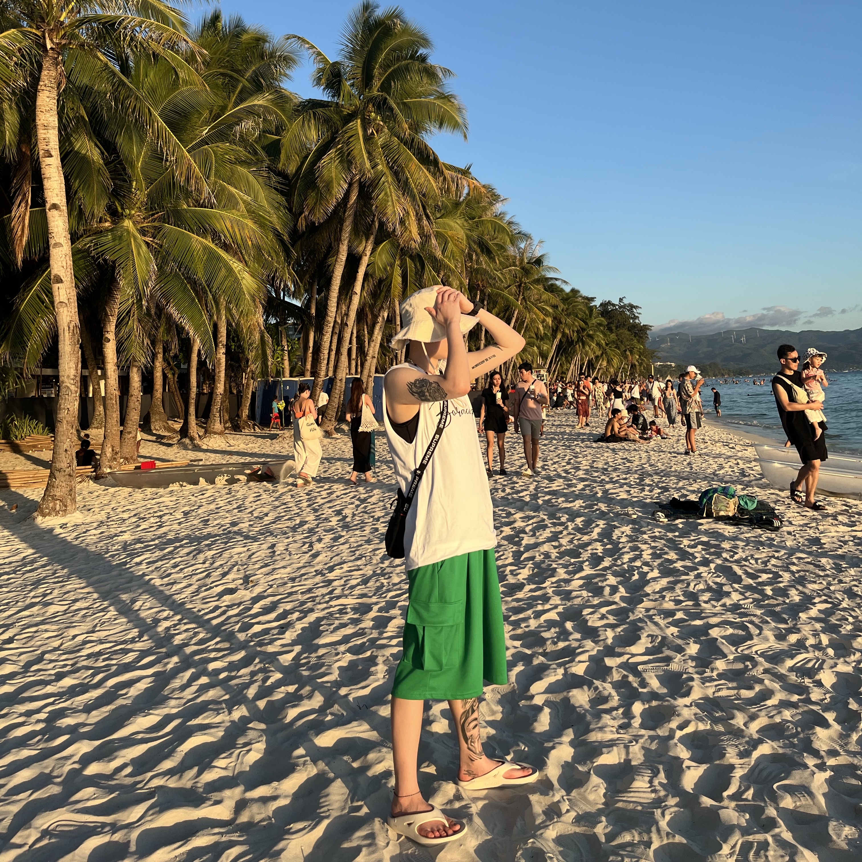 Jacquemus Le Bob Artichaut Bucket Hat Off White, Oofos OOriginal Eggnog & Chalk 착용 스타일