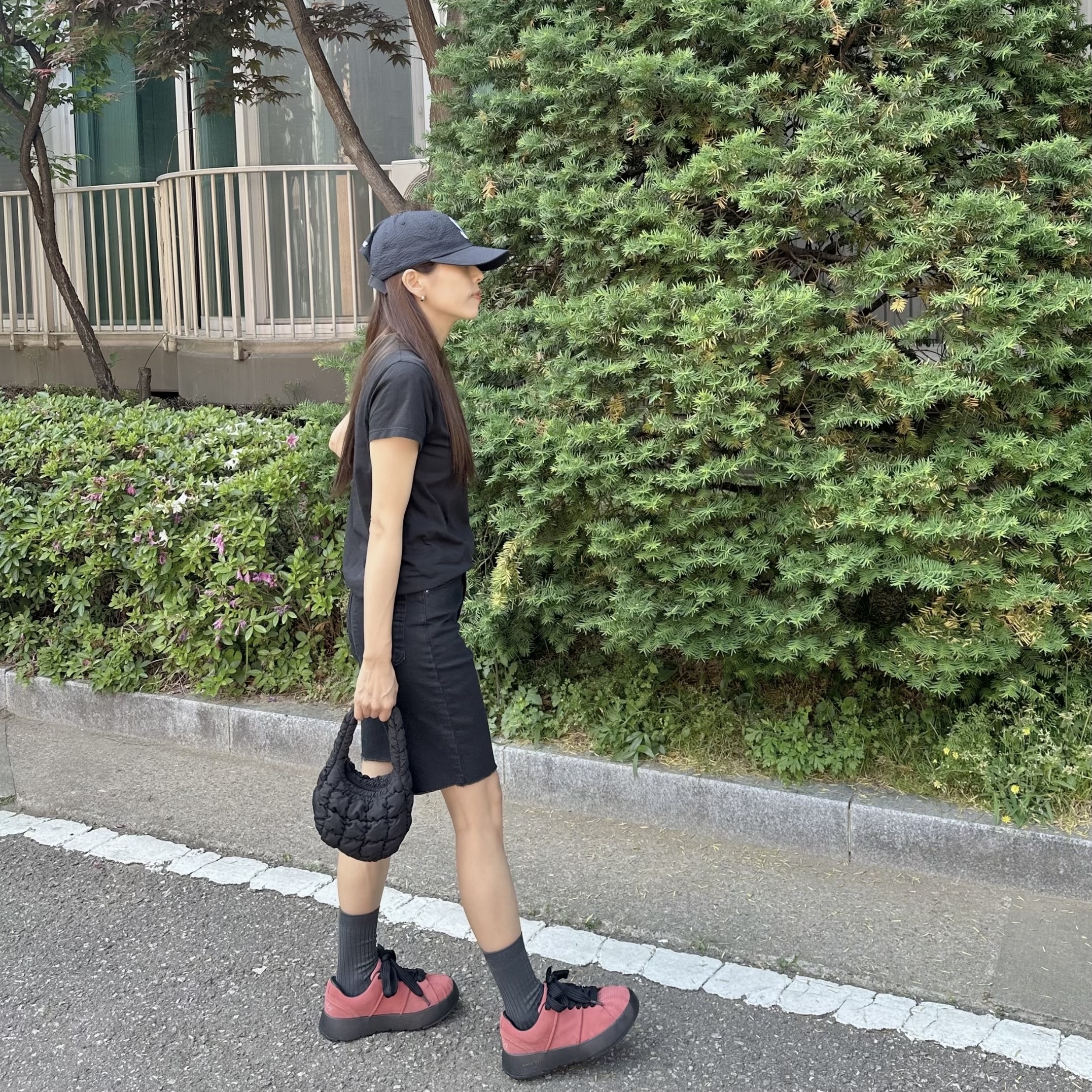 Supreme Seersucker S Logo 6-Panel Black - 24SS, COS Quilted Micro Bag Black 착용 스타일 - 3