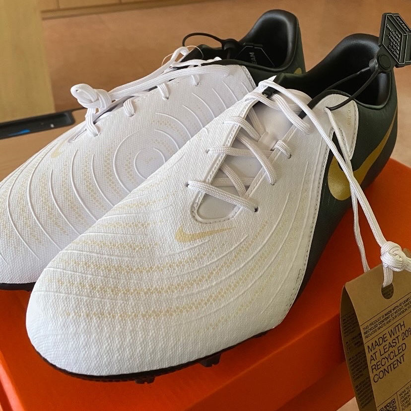 Nike Phantom GX 2 Academy HG White Metallic Gold Coin 착용 스타일