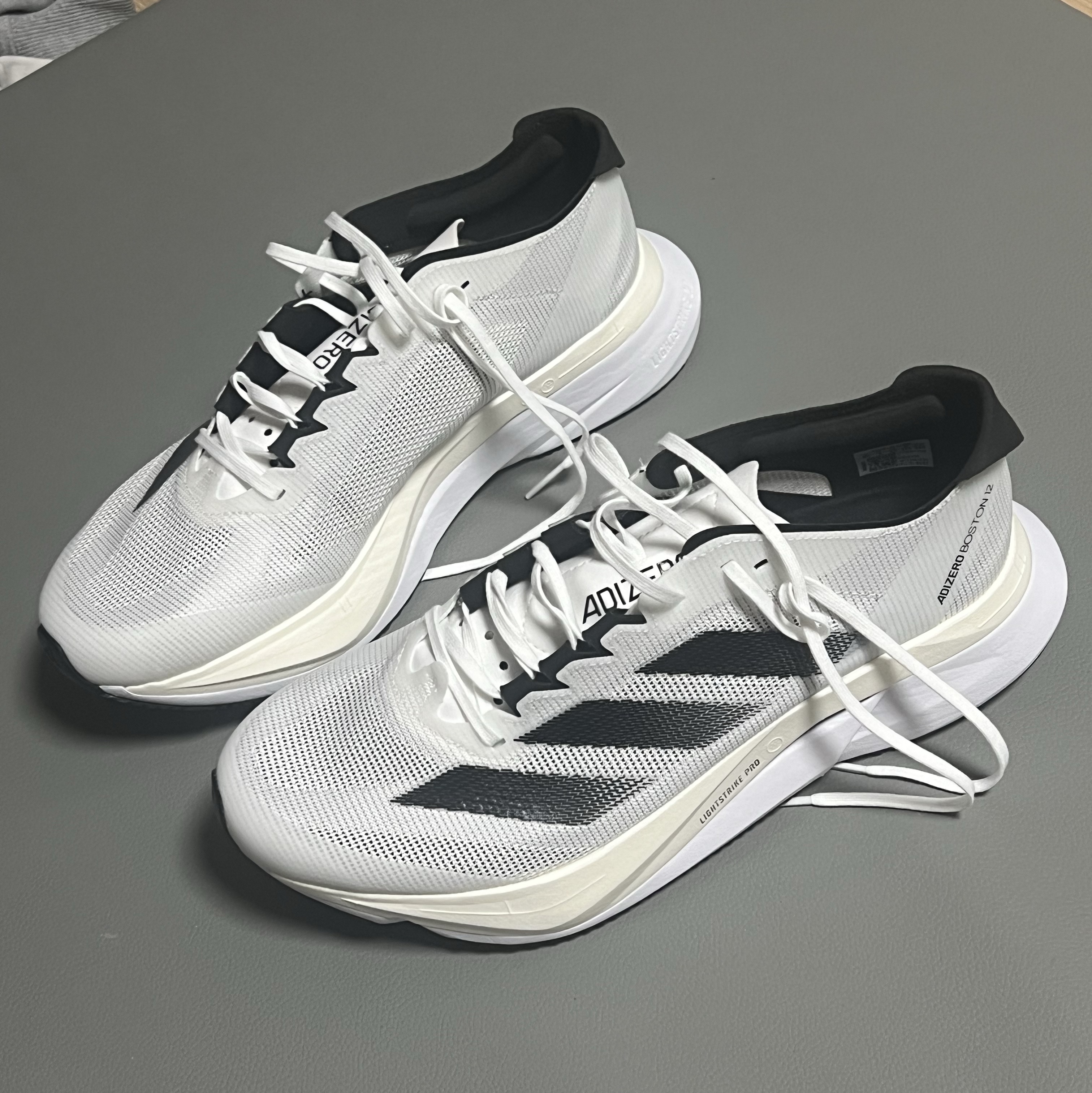 Adidas Adizero Boston 12 Cloud White Core Black Night Metallic 착용 스타일 - 1