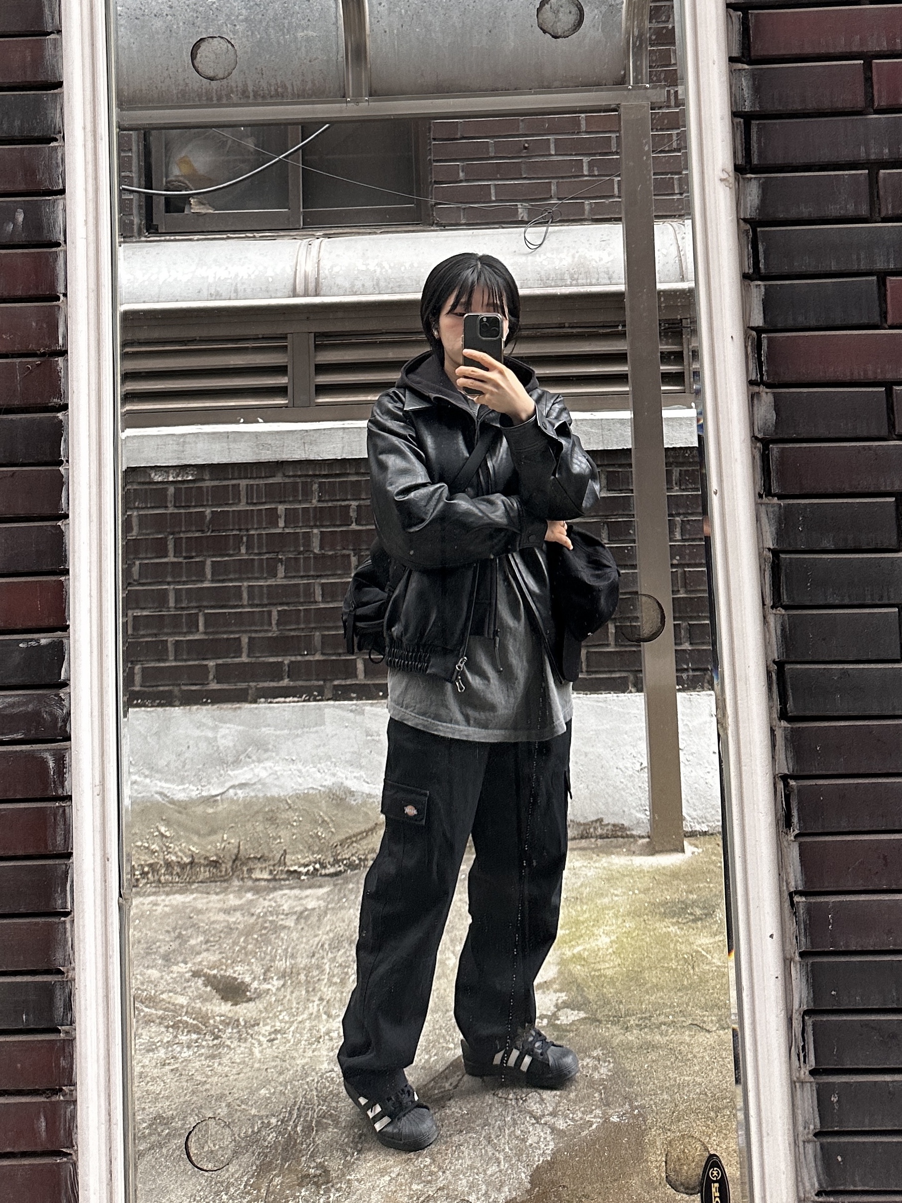 Adidas Superstar Core Black White 착용 스타일