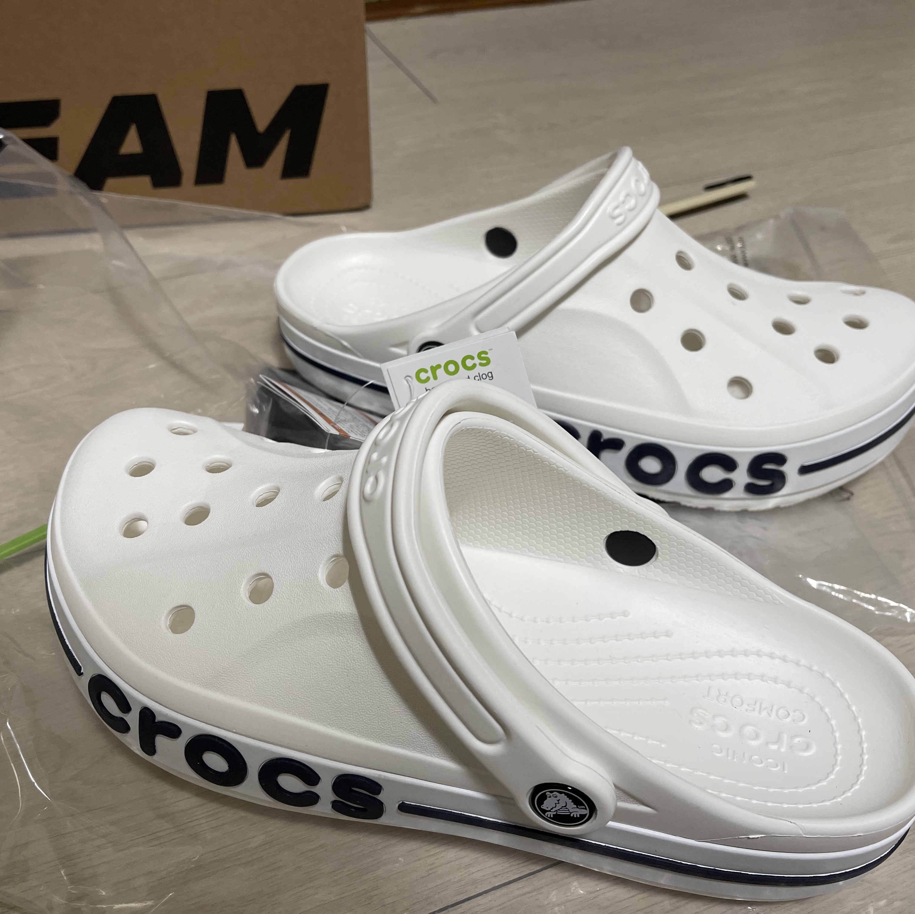 Crocs Bayaband Clog White Navy 착용 스타일