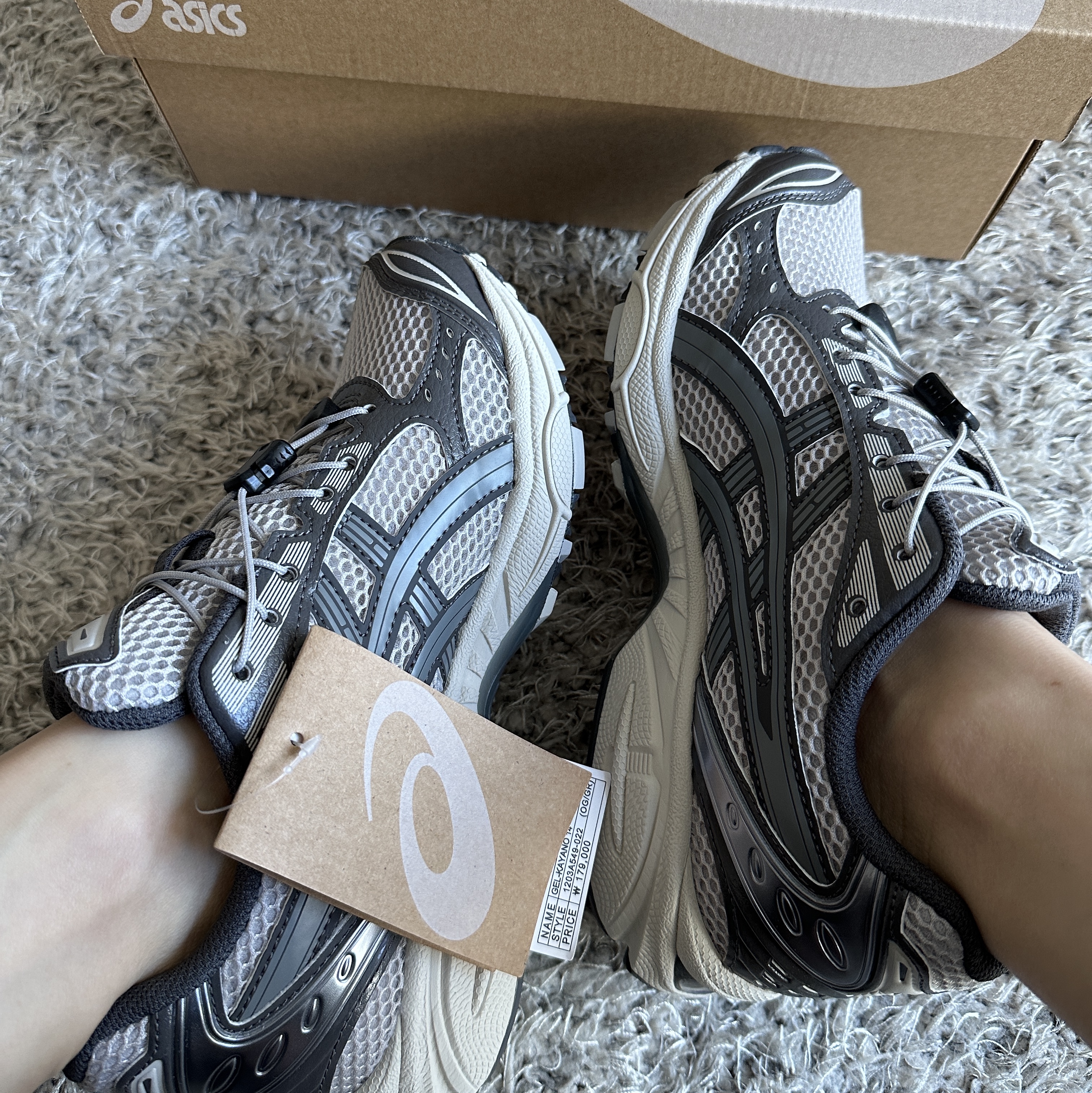 Asics Unlimited Gel-Kayano 14 Oyster Grey Clay Grey 착용 스타일 - 2