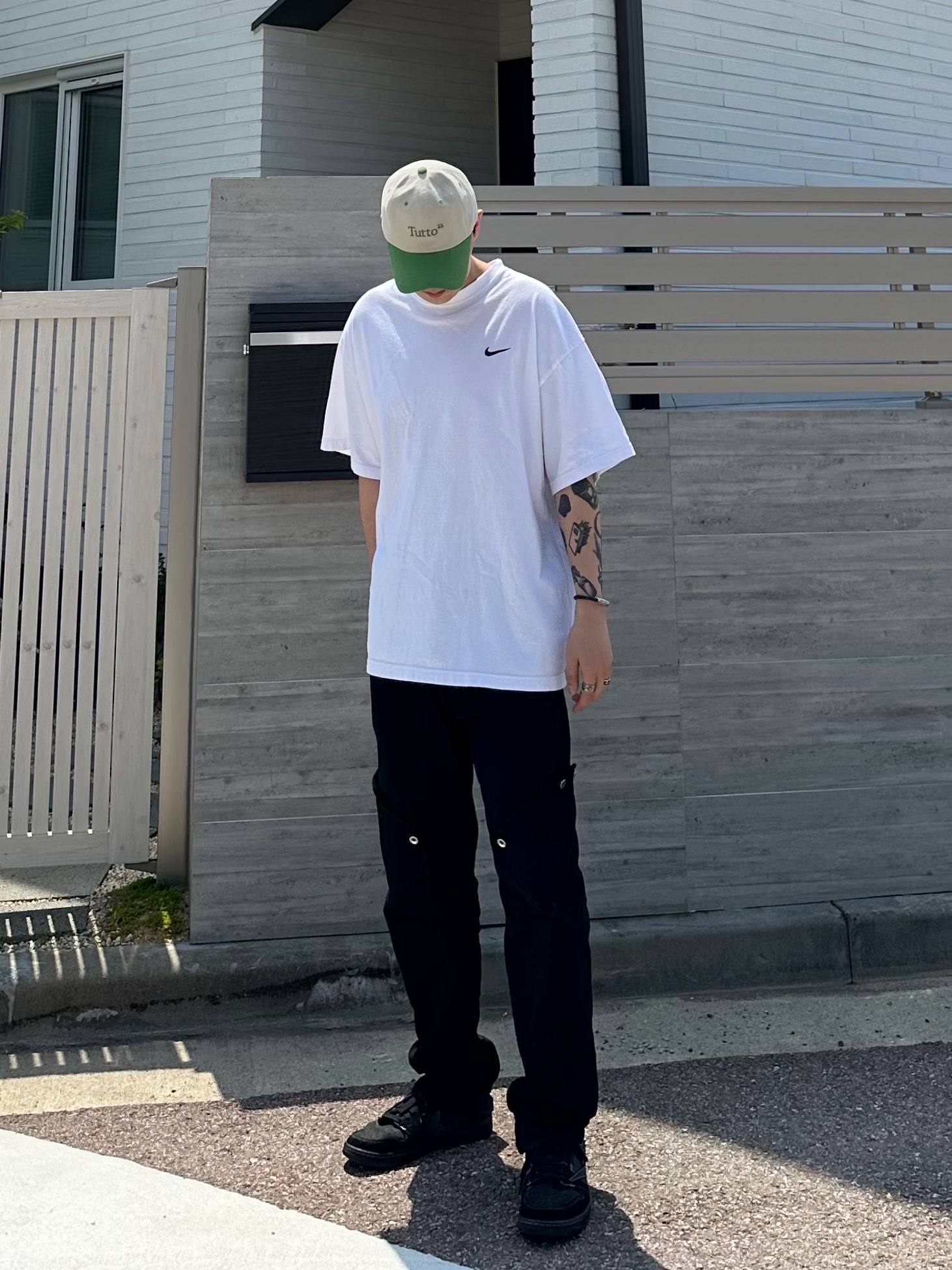 Nike x Stussy T-Shirt White (DV1775-100), Jordan 1 x Travis Scott Retro Low OG SP Black Phantom 착용 스타일 - 2