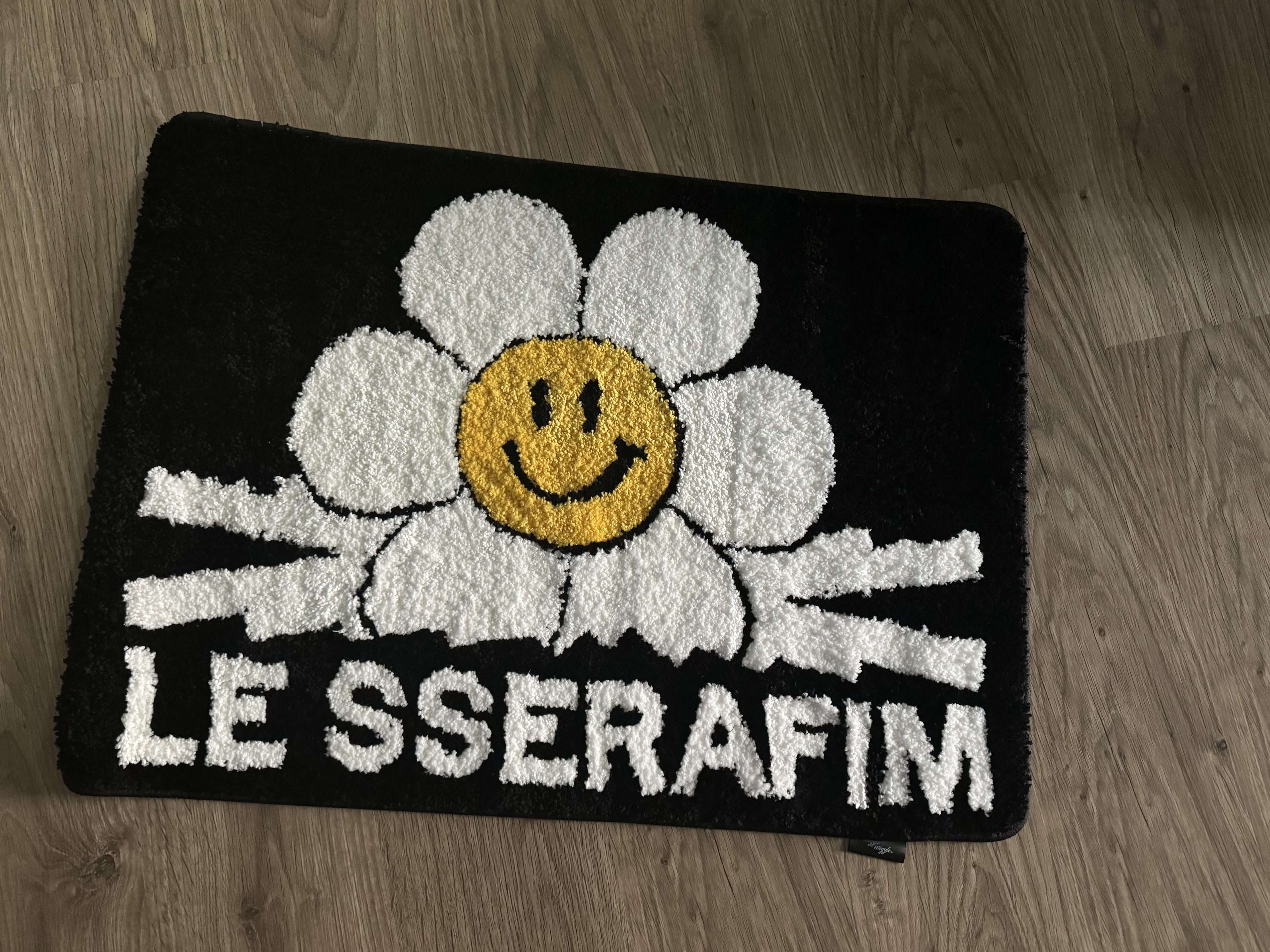 LE SSERAFIM x Wiggle Wiggle Floor Mat 착용 스타일