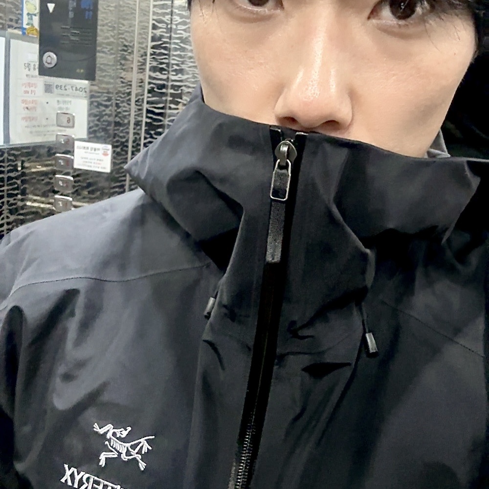 Arc'teryx Beta LT Jacket Black 착용 스타일