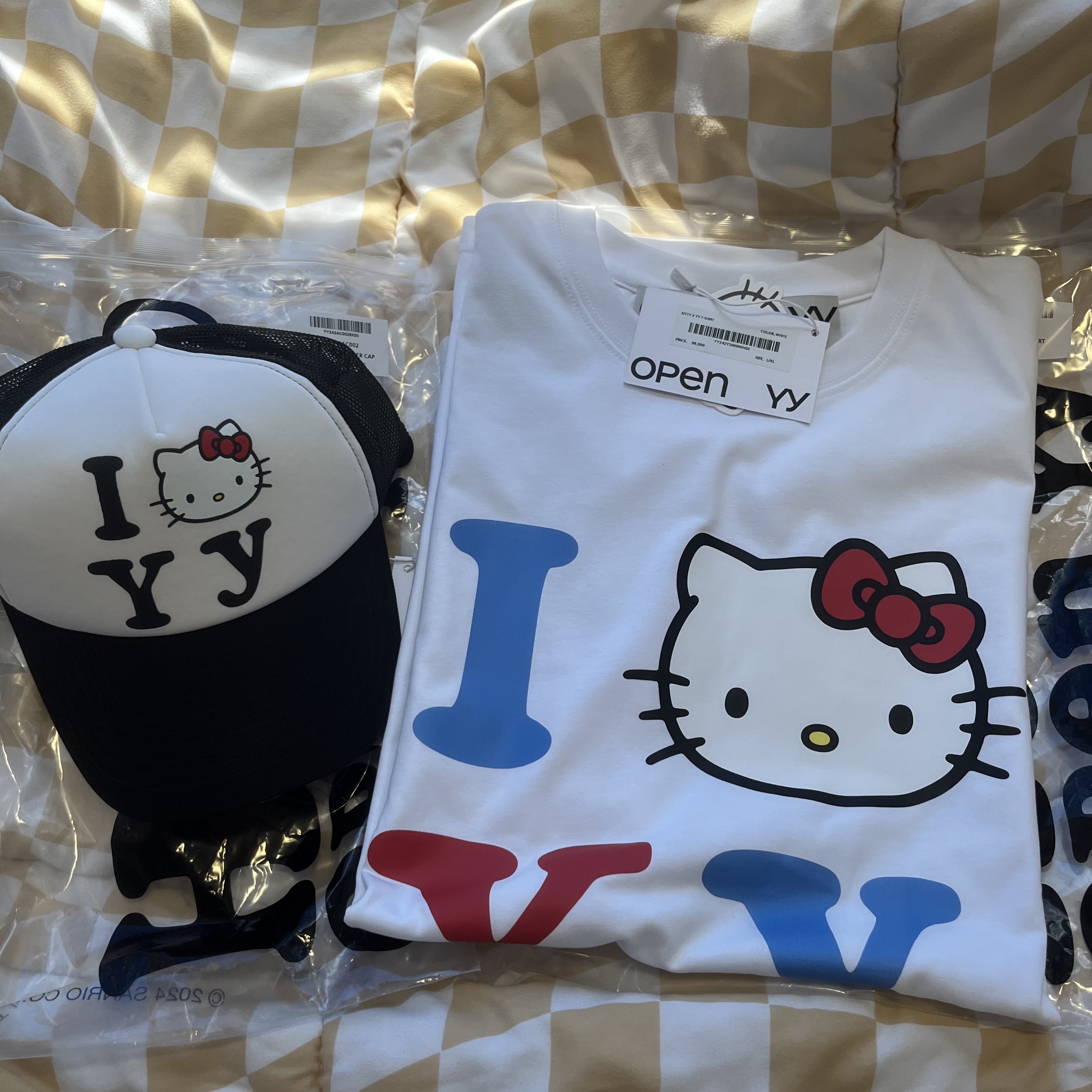 Open Yy x Hello Kitty T-Shirt White, Open Yy x Hello Kitty Trucker Cap Black 착용 스타일