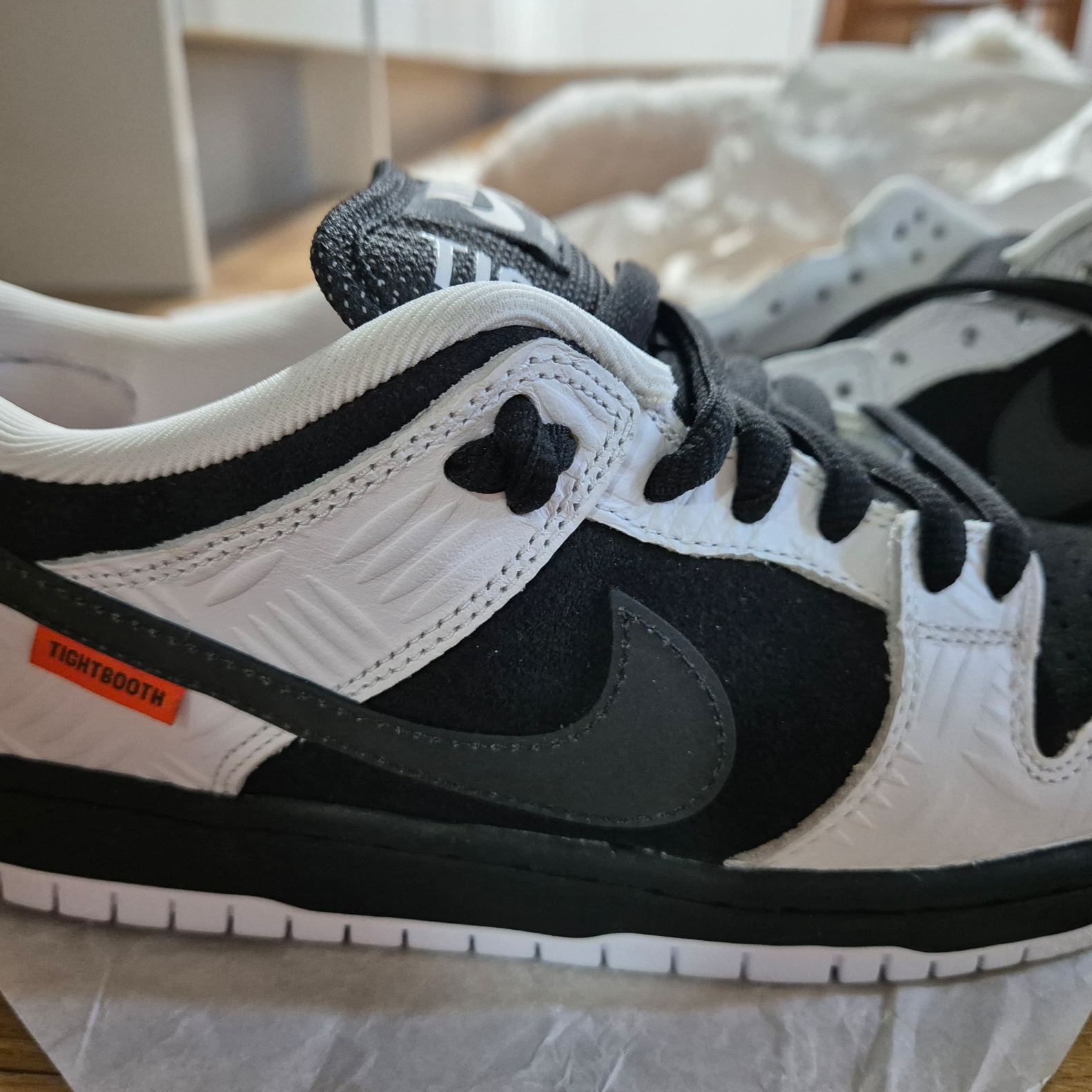Nike x Tightbooth SB Dunk Low Pro Black and White 착용 스타일 - 1