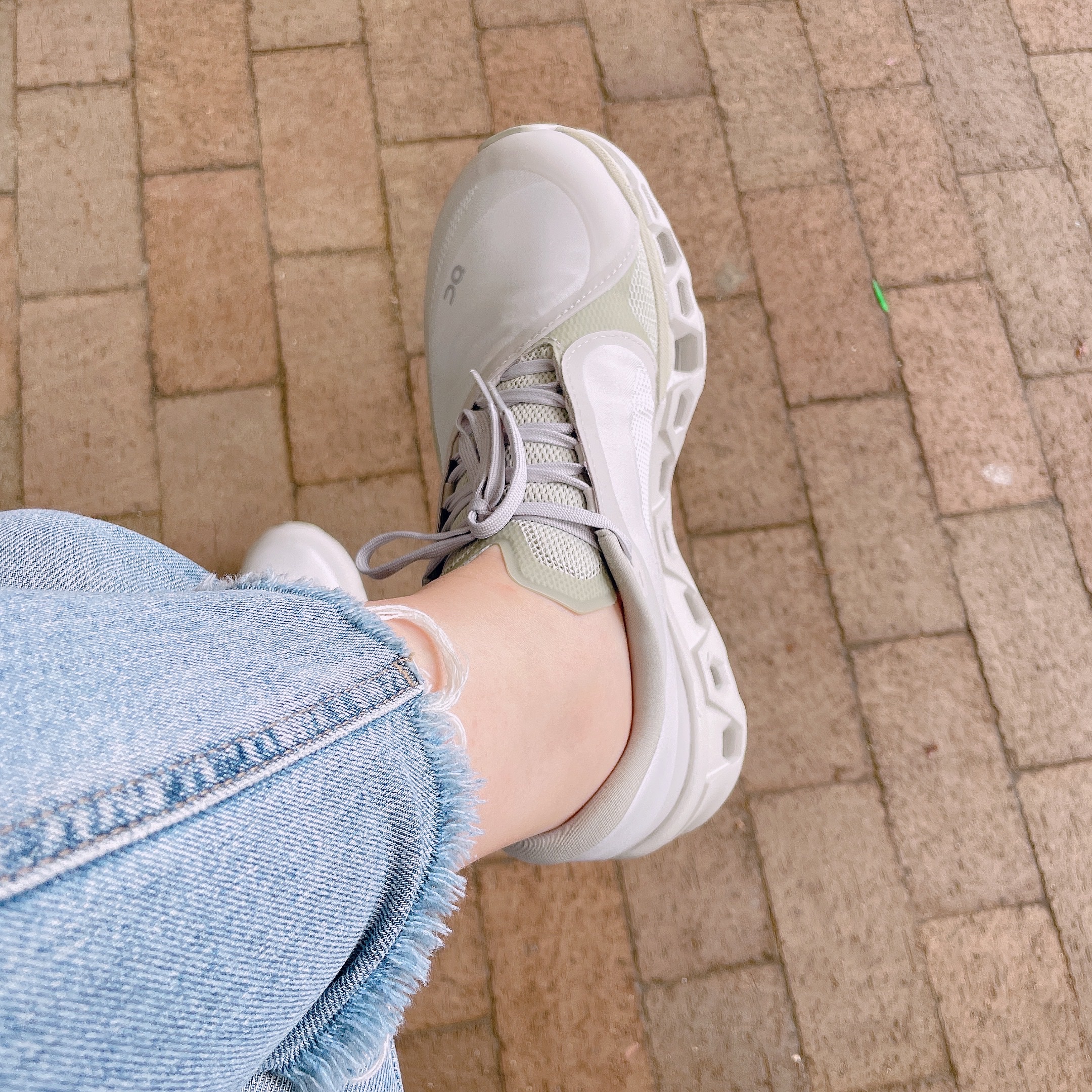 On Running x Post Archive Faction (Paf) Cloudmonster 2 Moondust Chalk 착용 스타일 - 3