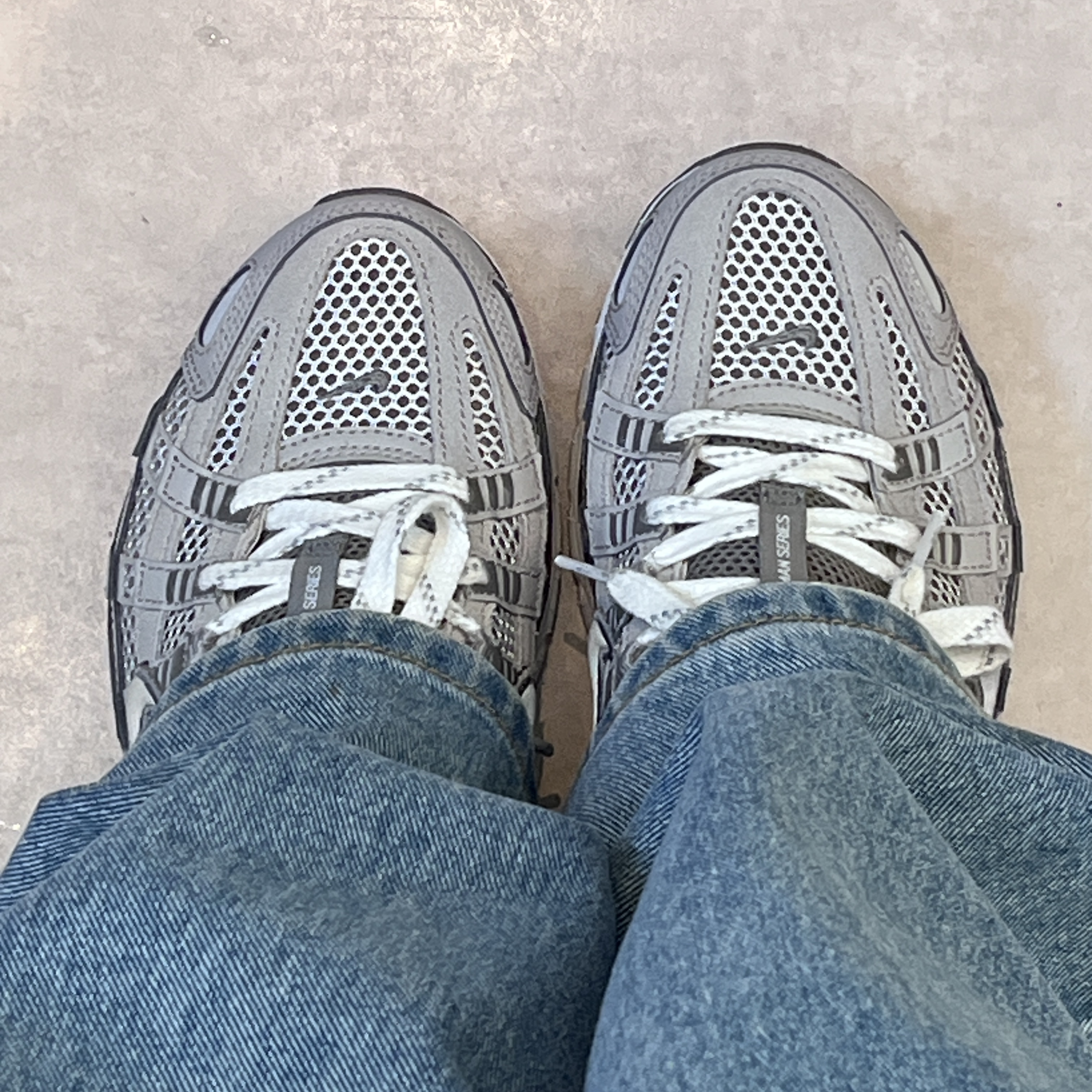 Nike P-6000 PRM Light Iron Ore 착용 스타일