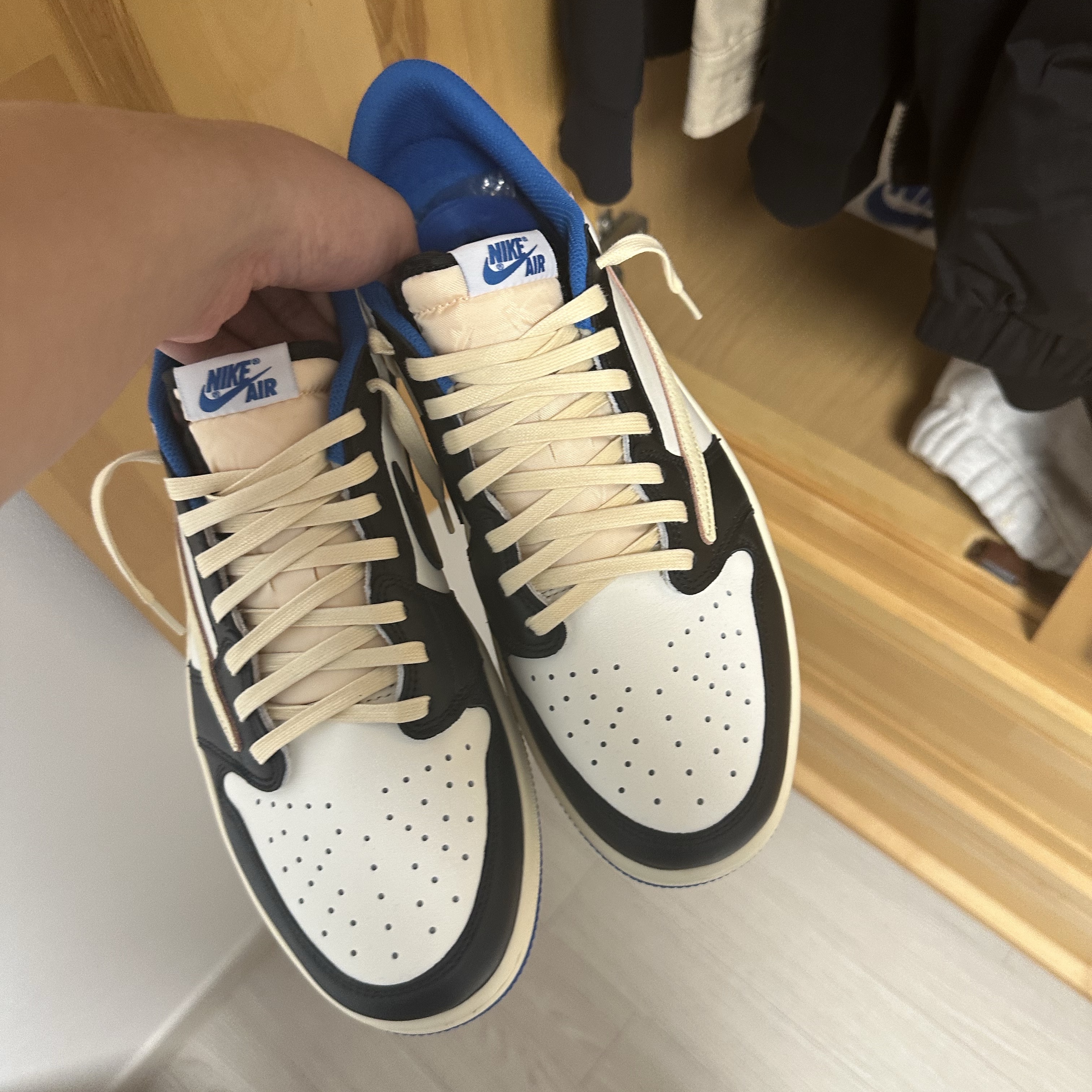 Jordan 1 x Travis Scott x Fragment Retro Low OG SP Military Blue 착용 스타일 - 2