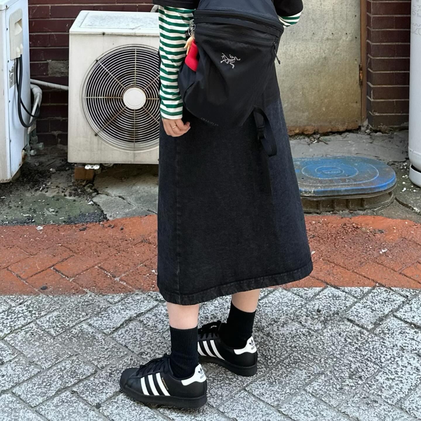 Stussy S64 Pigment Dyed T-Shirt Black, Adidas Superstar Core Black White 착용 스타일 - 2