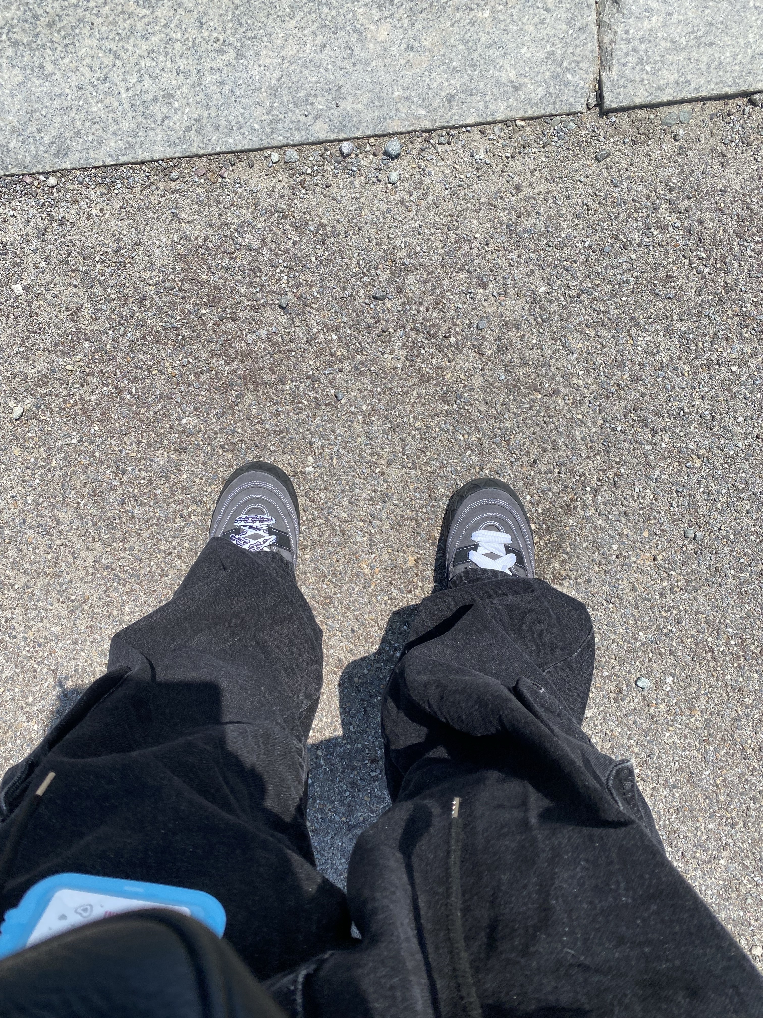 Adidas x YNuK Adimatic Mid Grey Core Black, Nike x Off-White Air Rubber Dunk University Gold 착용 스타일 - 1