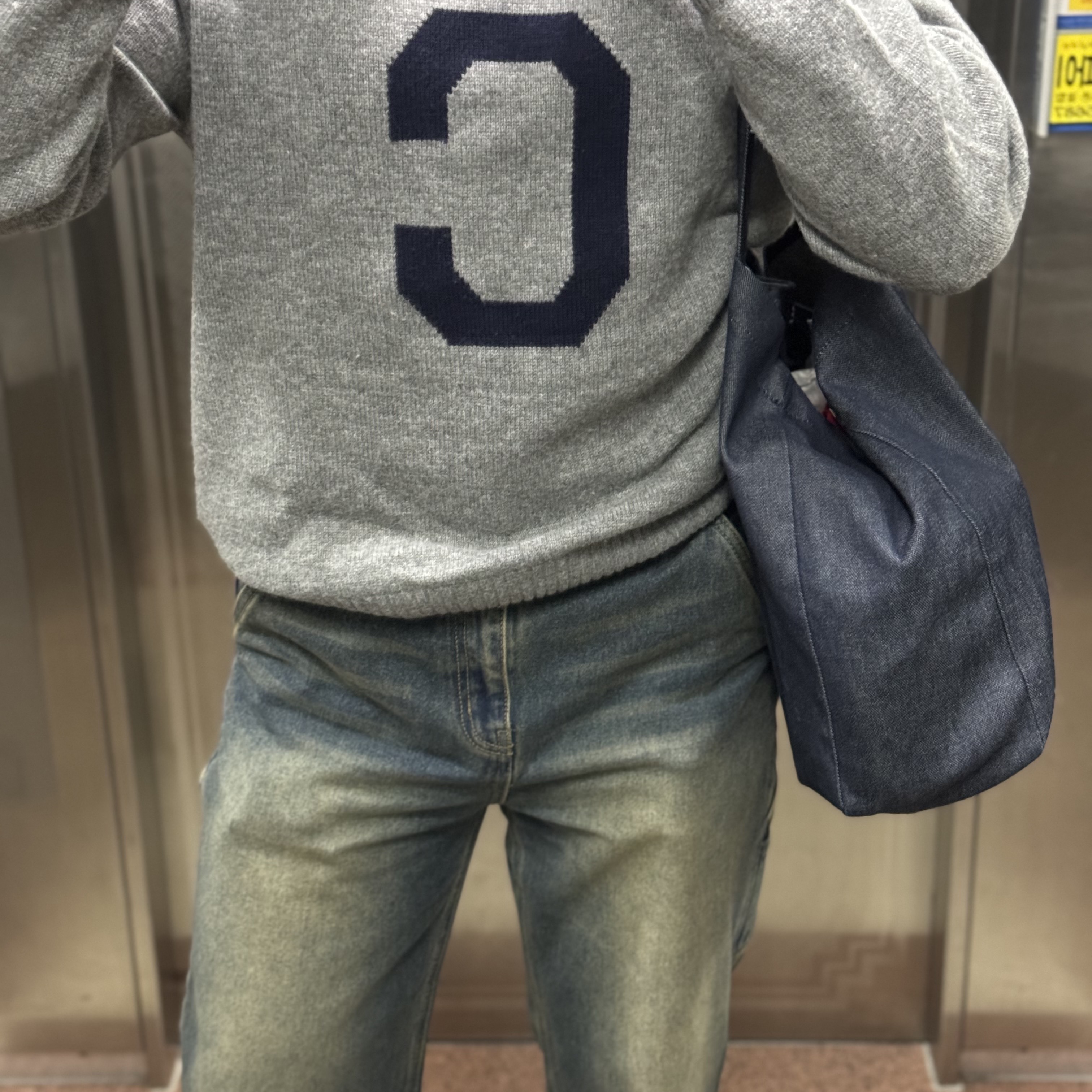 A.P.C. Daniela Shopping Bag Indigo 착용 스타일 - 2