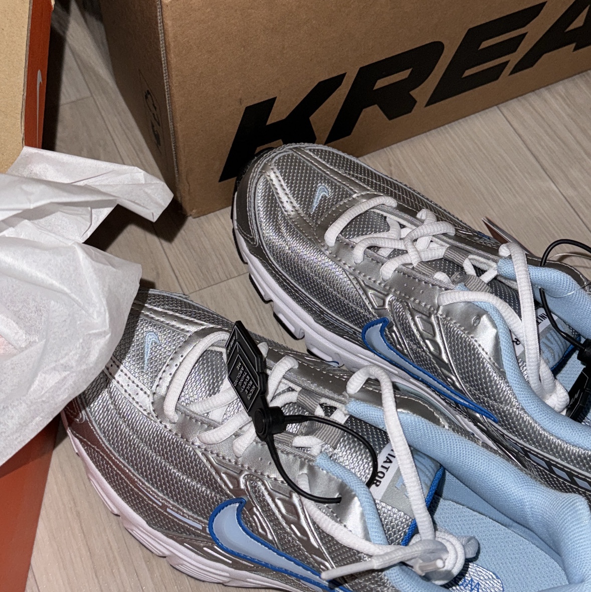 (W) Nike Initiator Metallic Silver Ice Blue 착용 스타일
