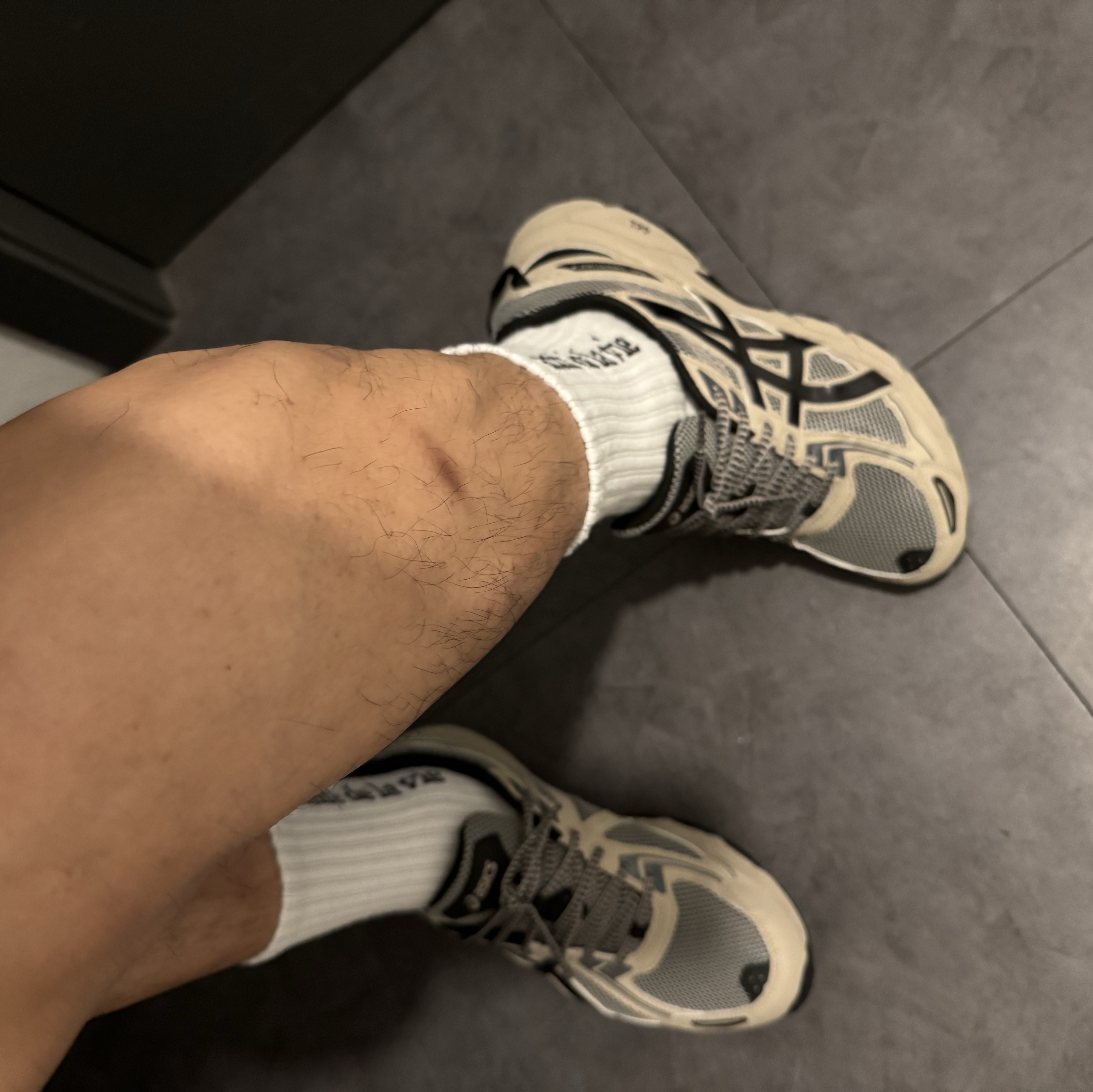 Asics Gel-Venture 6 Feather Grey Black 착용 스타일 - 2