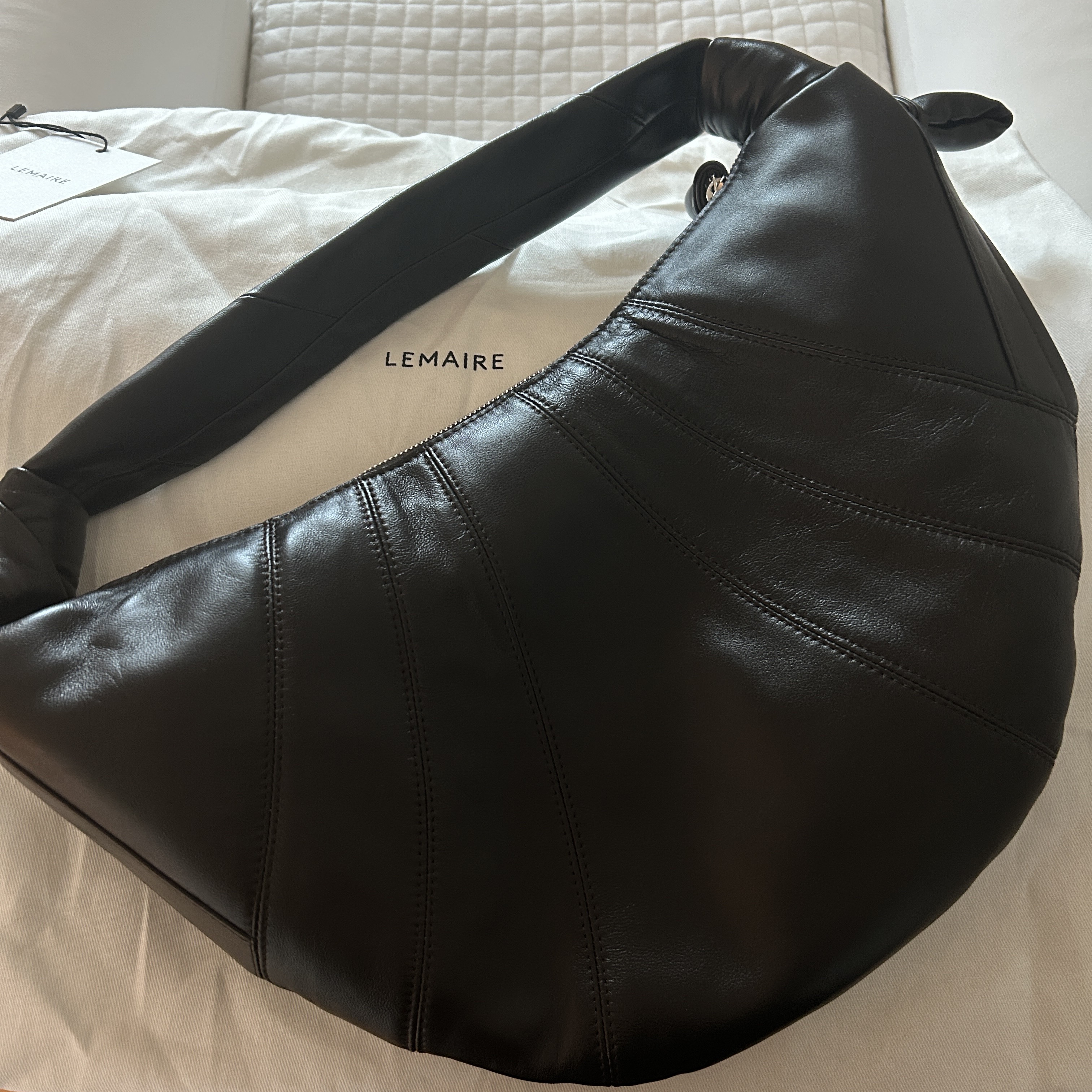 Lemaire Fortune Croissant Bag Soft Nappa Leather Dark Chocolate 착용 스타일