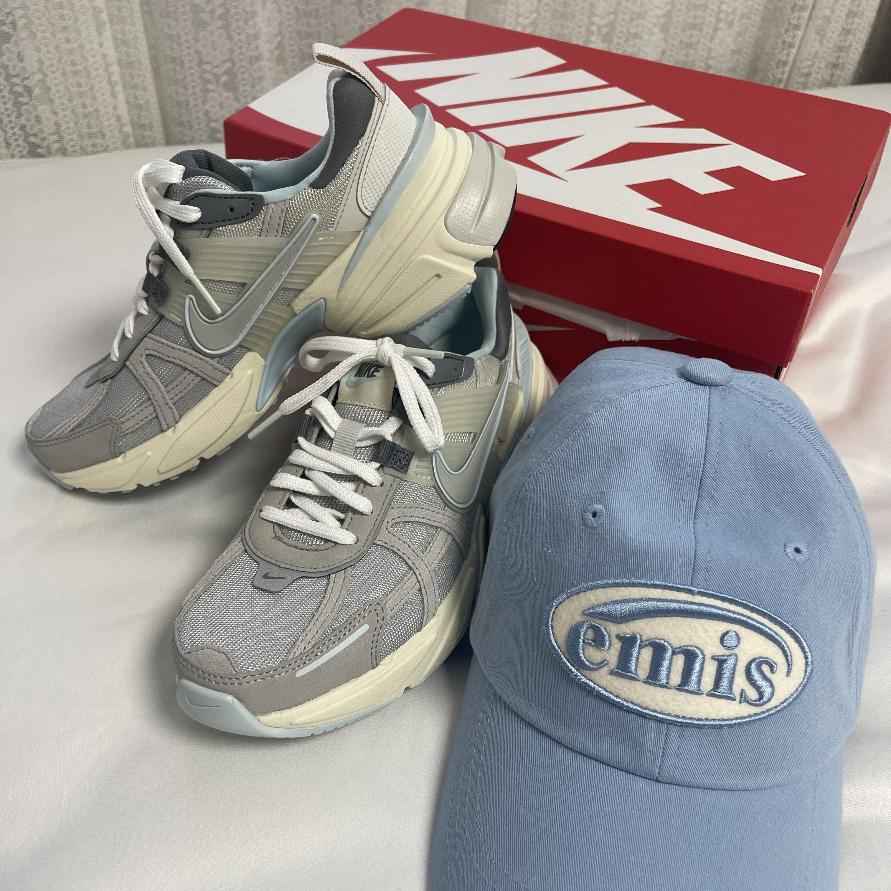 Emis Tone On Tone Wappen Ball Cap Sky Blue, Nike V2K Run Light Bone Metallic Platinum 착용 스타일