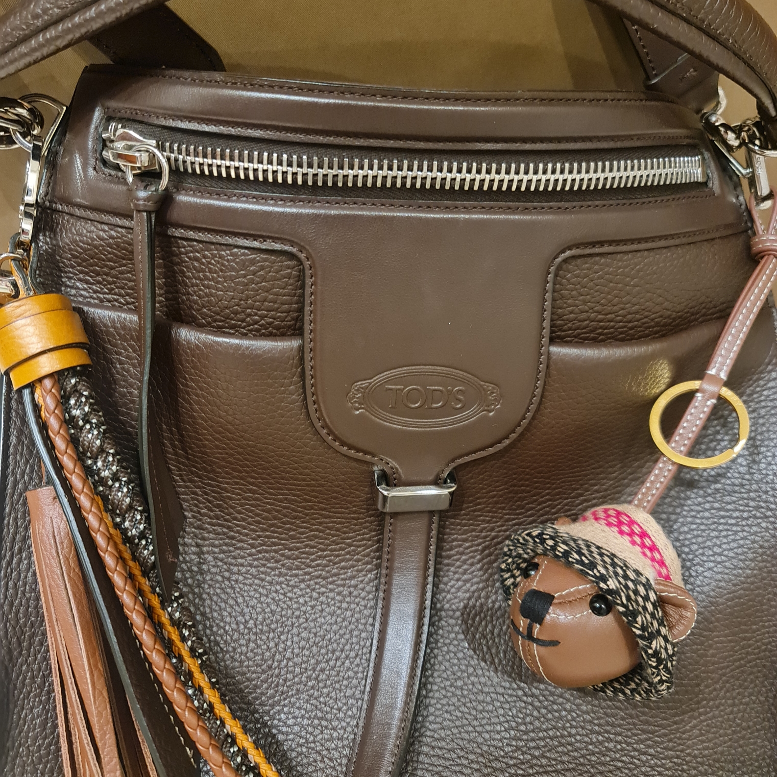 Burberry Leather Thomas Bear Charm in Bucket Hat Tan 착용 스타일 - 4