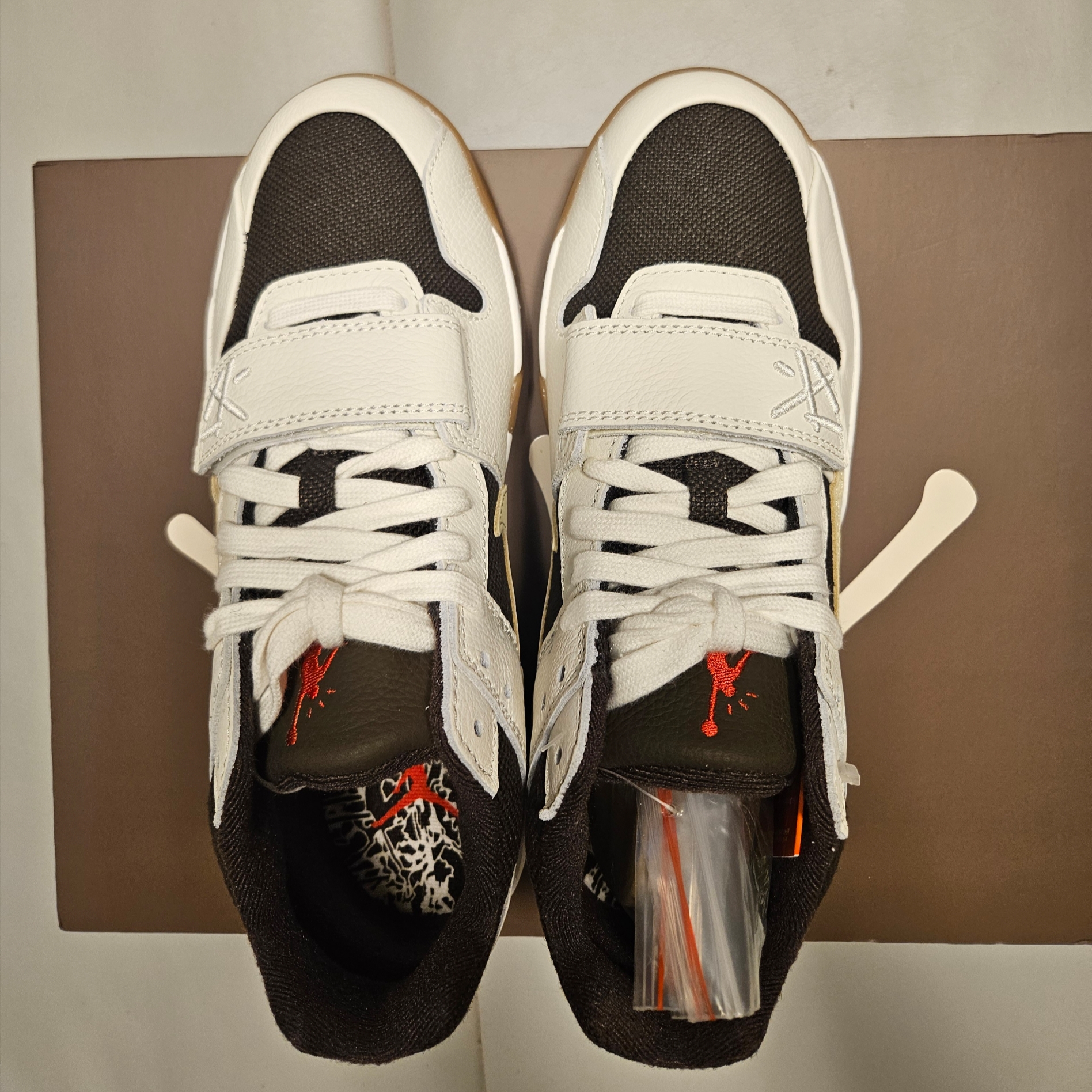 Jordan x Travis Scott Jumpman Jack TR Sail and Dark Mocha 착용 스타일 - 1