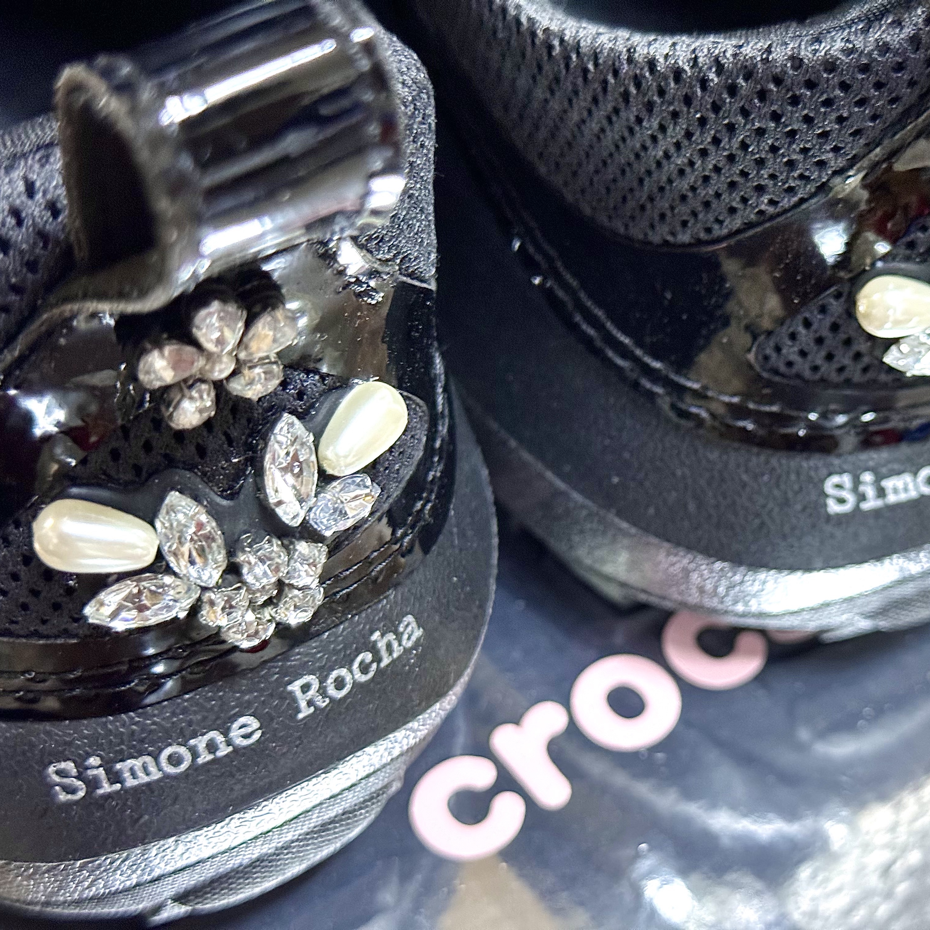(W) Crocs x Simone Rocha Quick Trail Low Black 착용 스타일 - 4