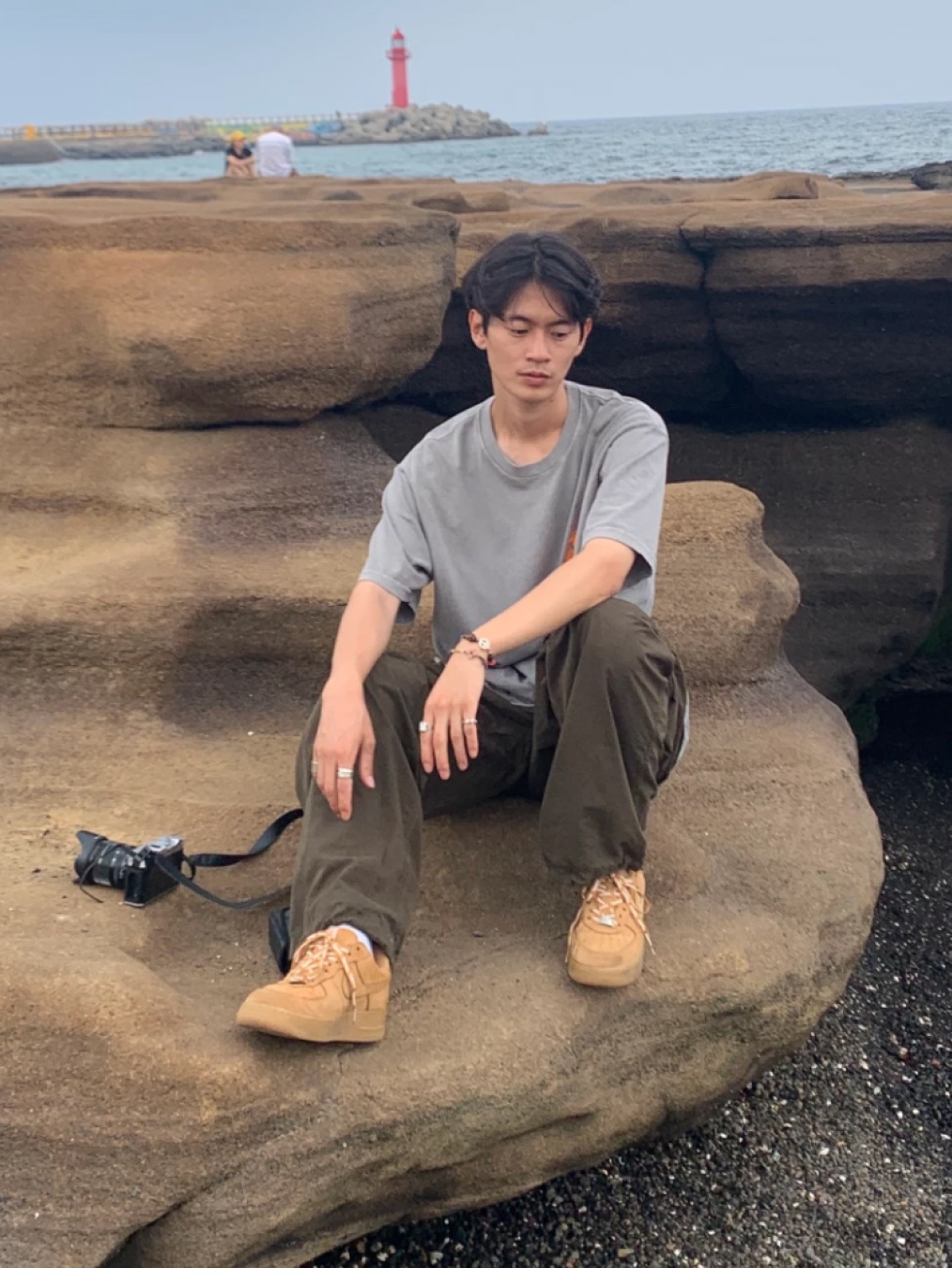 Stussy Pigment Dyed Stussy No.4 T-Shirt Grey, Supreme New York T-Shirt Heather Grey - 23SS 착용 스타일 - 3