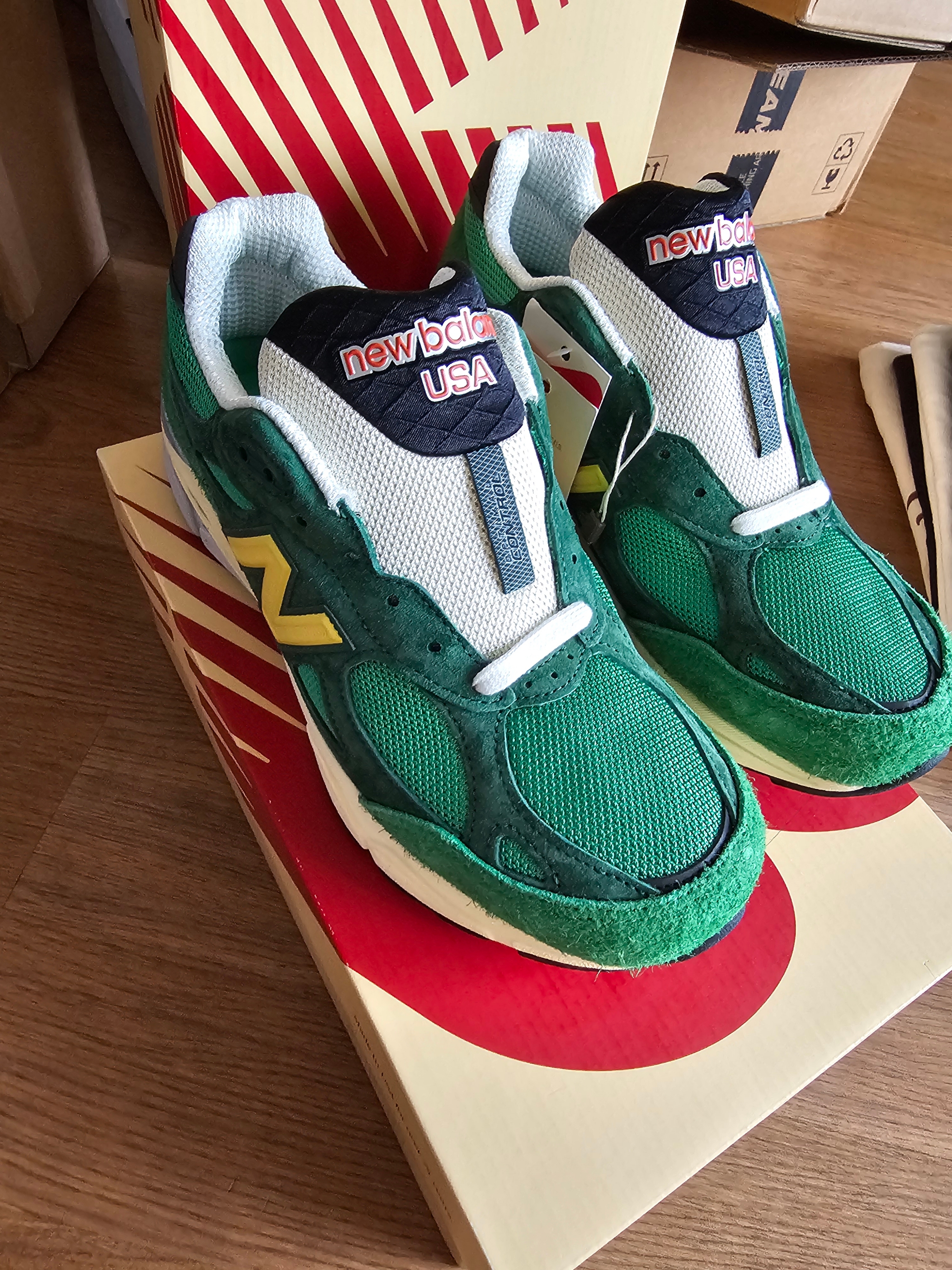 New Balance 990v3 Made in USA Kelly Green Varsity Gold 착용 스타일 - 2